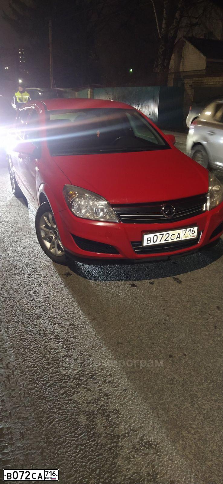 Фото автомобиля OPEL ASTRA, 2007 — госномер В072СА716. Цвет: Красный