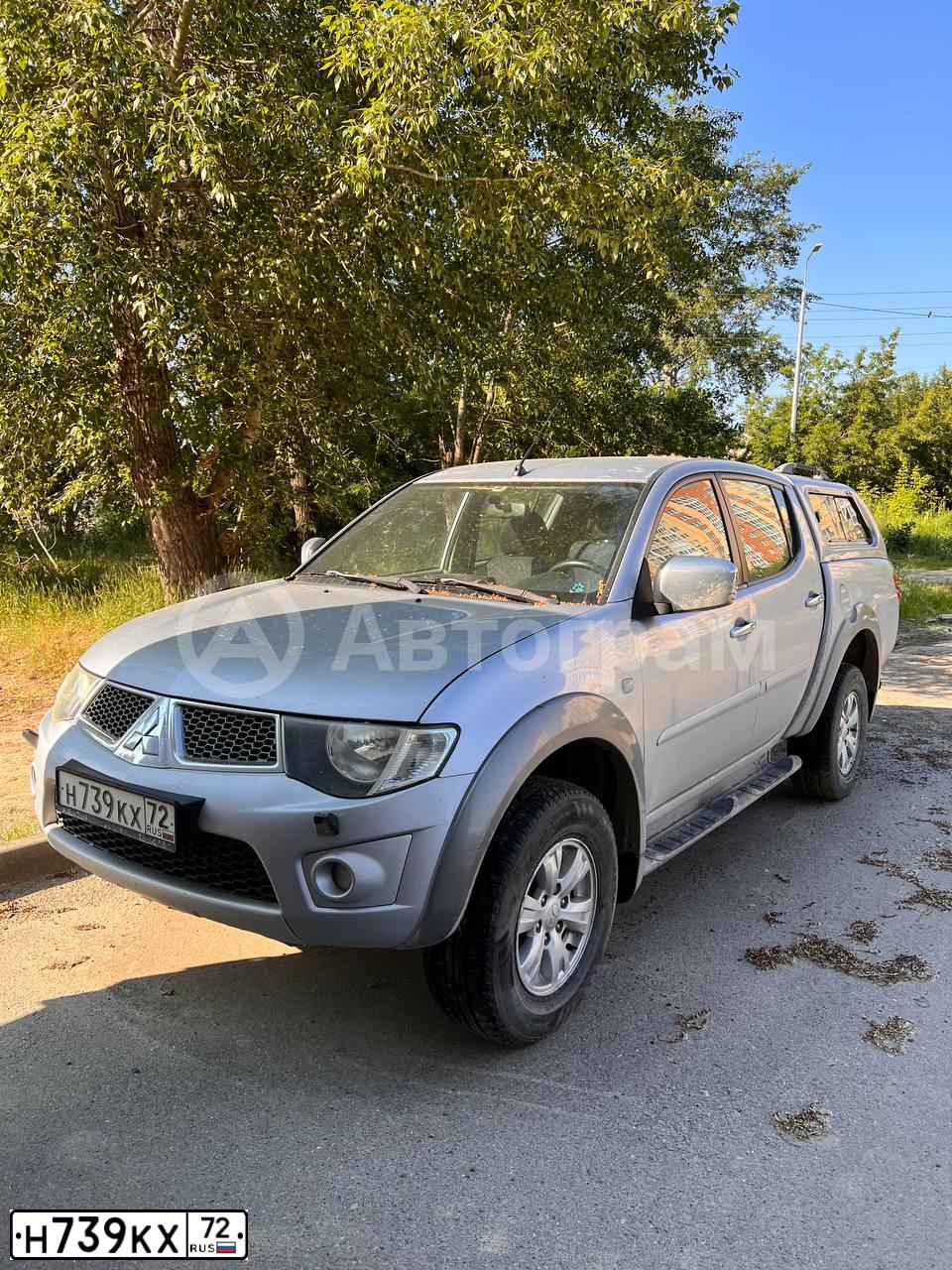 Фото автомобиля MITSUBISHI L 200, 2010 — госномер С001РР72. Цвет: СЕРЕБРИСТЫЙ