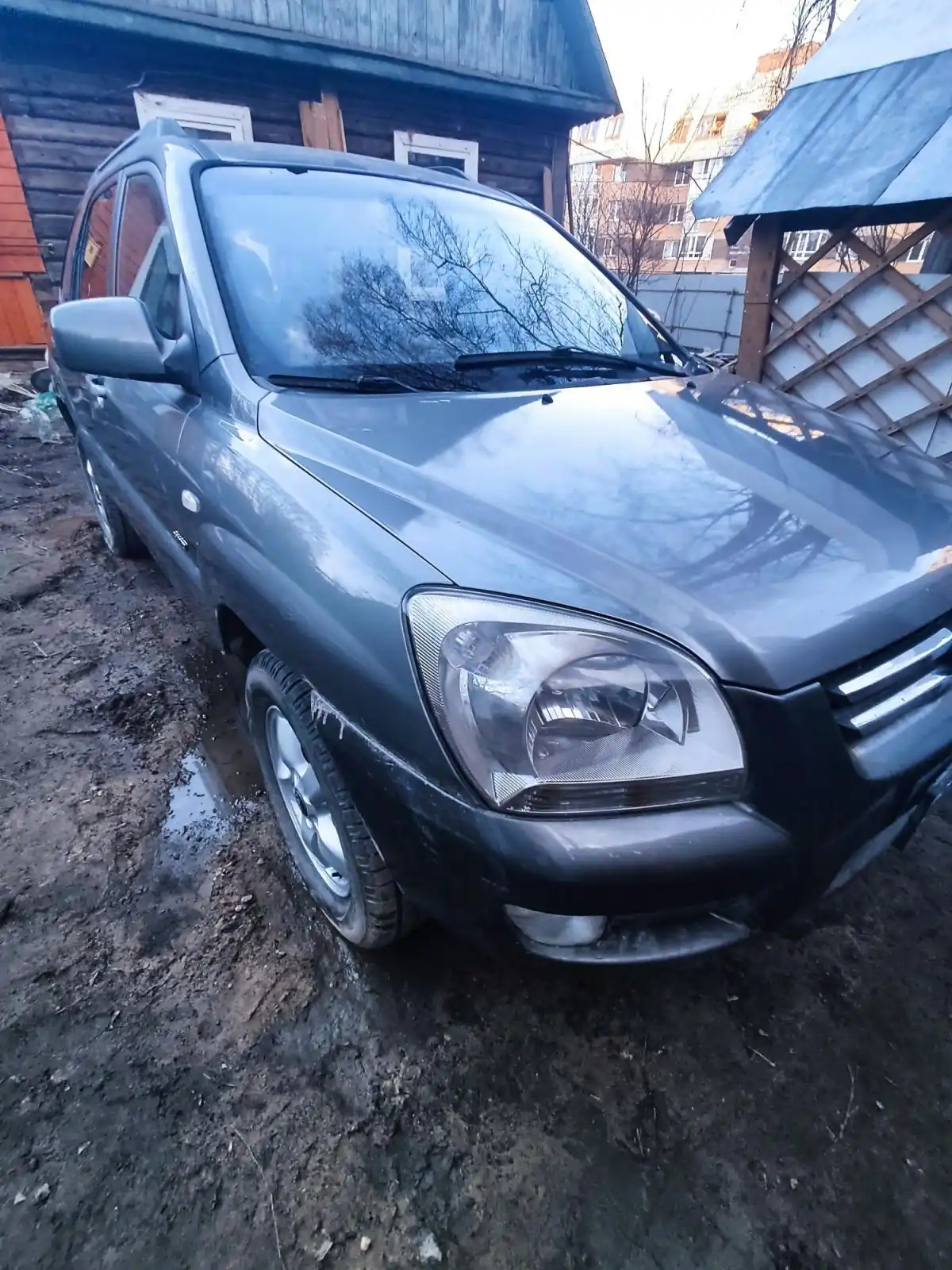 Фото автомобиля KIA SPORTAGE, 2006 — госномер К813ХЕ147. Цвет: ТЕМНО-СЕРЫЙ