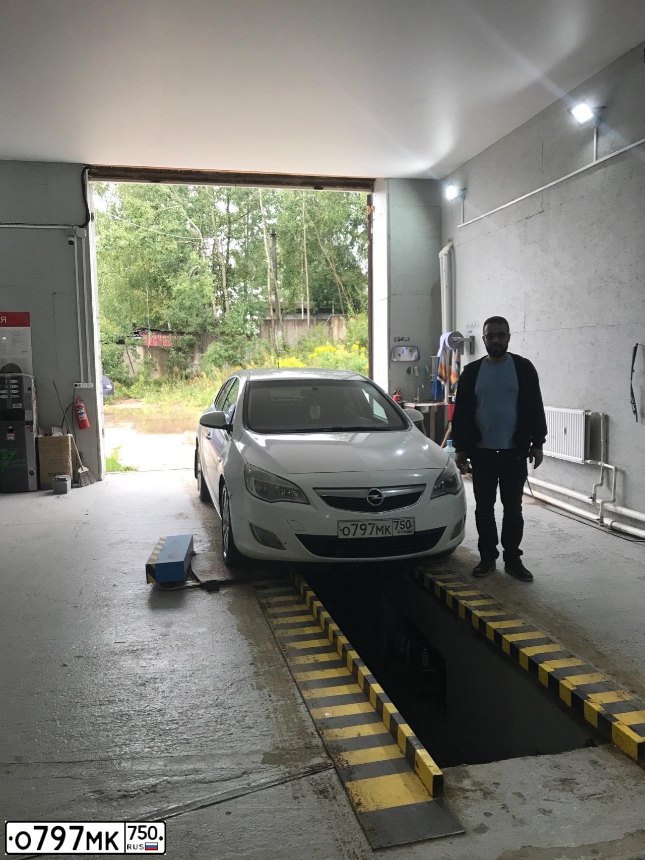 Фото автомобиля OPEL ASTRA, 2011 — госномер У867ТМ05. Цвет: Белый
