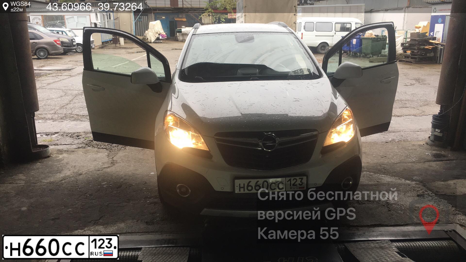 Фото автомобиля OPEL MOKKA, 2014 — госномер О726ЕС777. Цвет: Белый