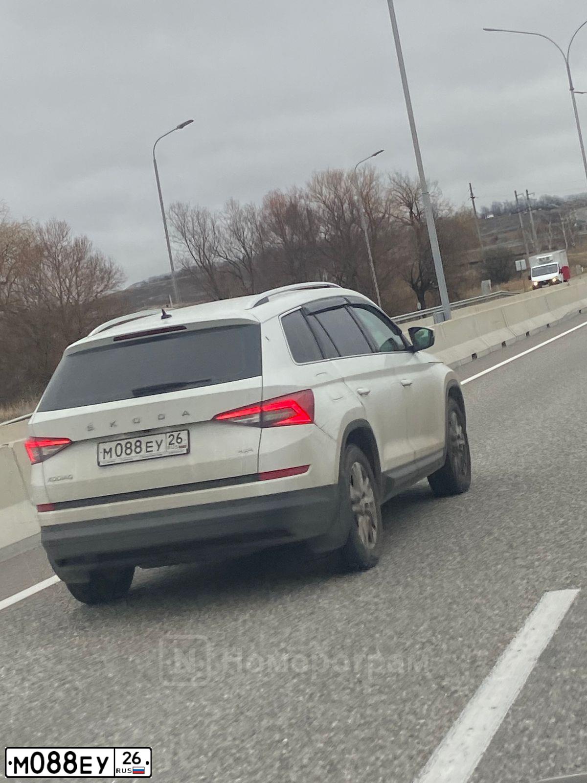 Фото автомобиля MITSUBISHI OUTLANDER, 2008 — госномер М088ЕУ26. Цвет: СЕРЫЙ