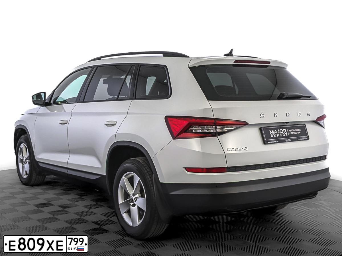Фото автомобиля SKODA KODIAQ, 2020 — госномер Е809ХЕ799. Цвет: Белый
