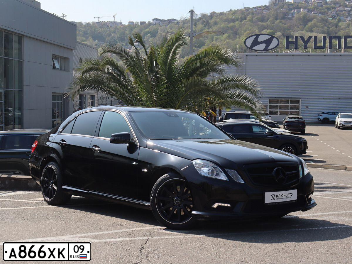 Фото автомобиля MERCEDES E-KLASSE, 2011 — госномер Р143КЕ126. Цвет: ЧЕРНЫЙ