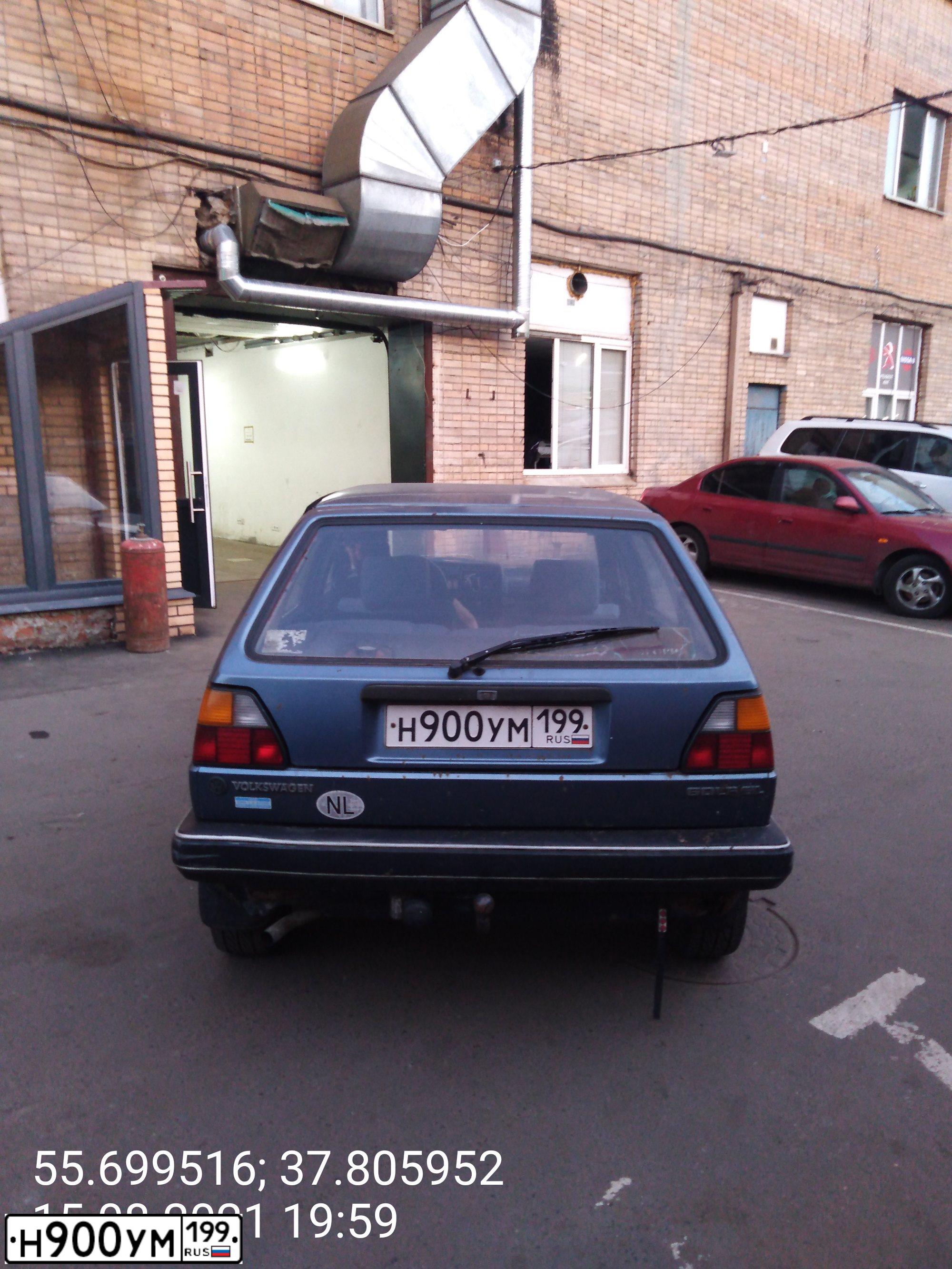 Фото автомобиля VOLKSWAGEN GOLF, 1985 — госномер Н900УМ199. Цвет: синий