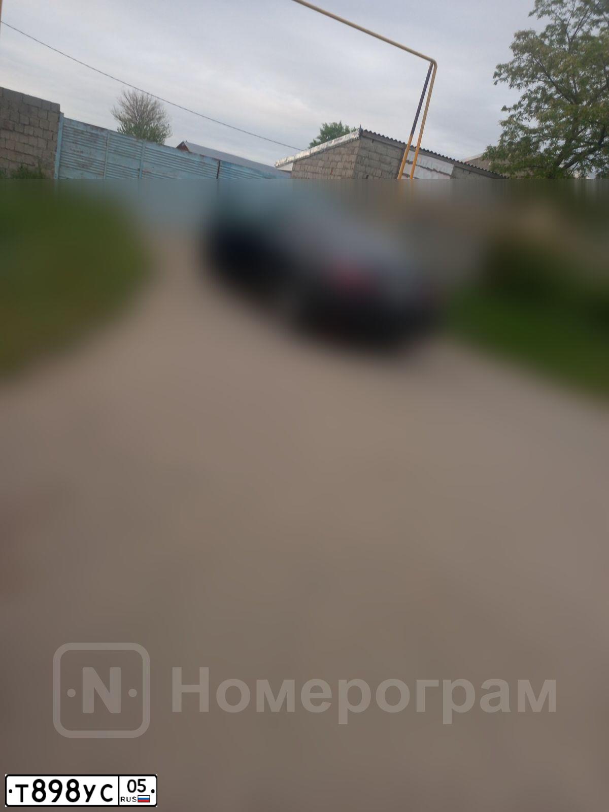 Фото автомобиля TOYOTA CAMRY, 2015 — госномер Е888ВС05. Цвет: ЧЕРНЫЙ МЕТАЛИК