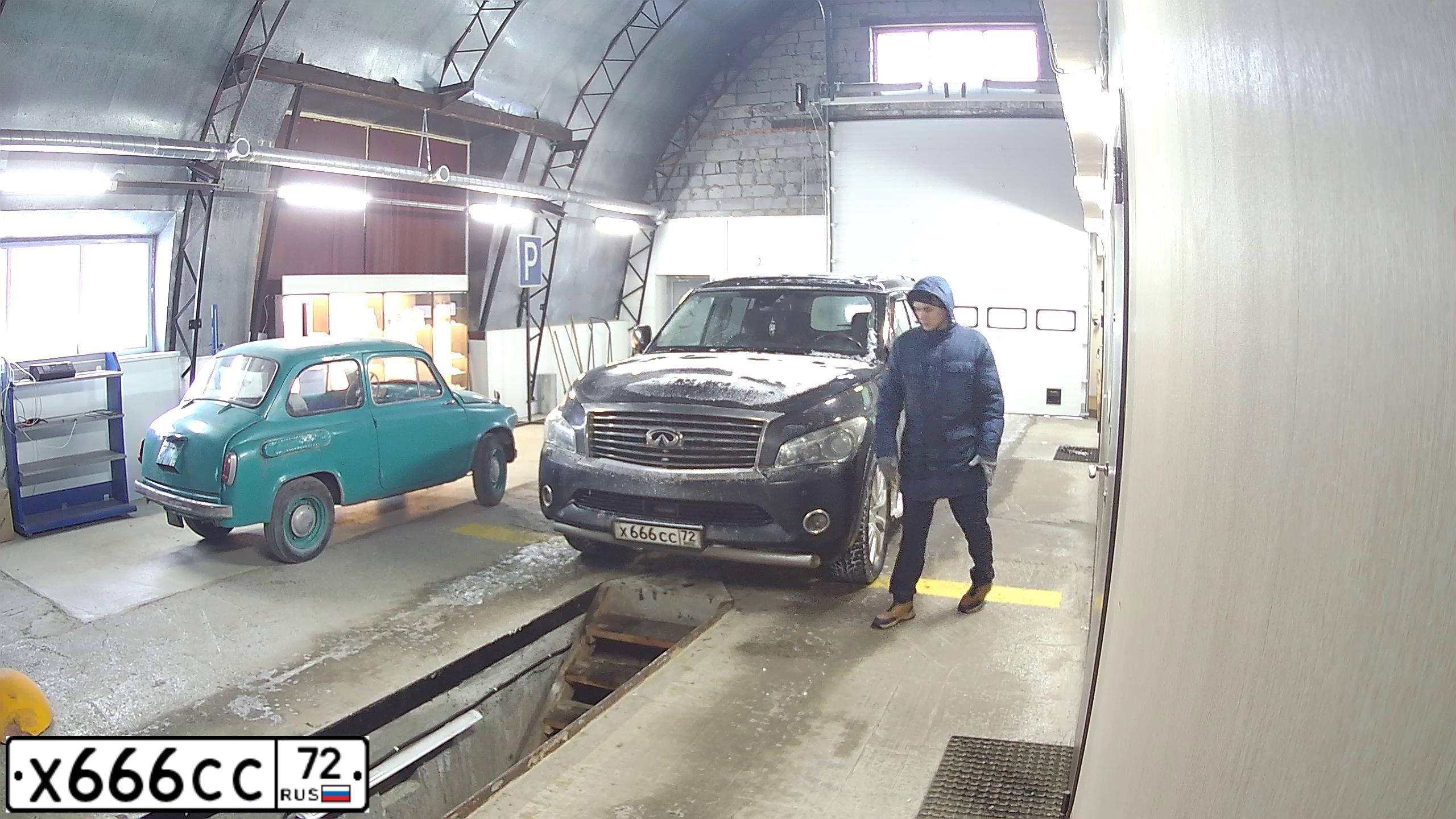 Фото автомобиля INFINITI QX80 /QX56/, 2011 — госномер М797КМ186. Цвет: ЧЕРНЫЙ