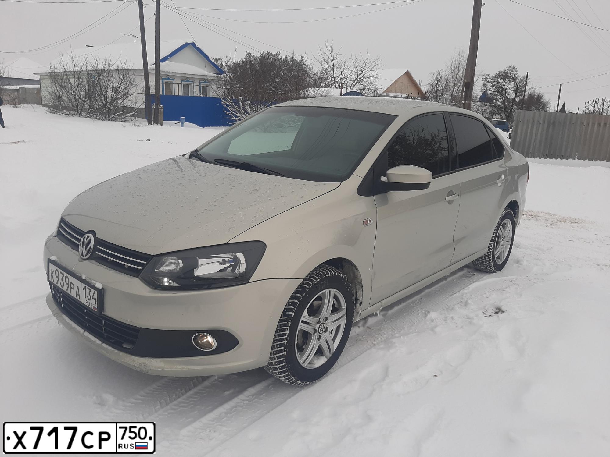 Фото автомобиля VOLKSWAGEN POLO, 2011 — госномер К633СК134. Цвет: Серебристо-Желтый