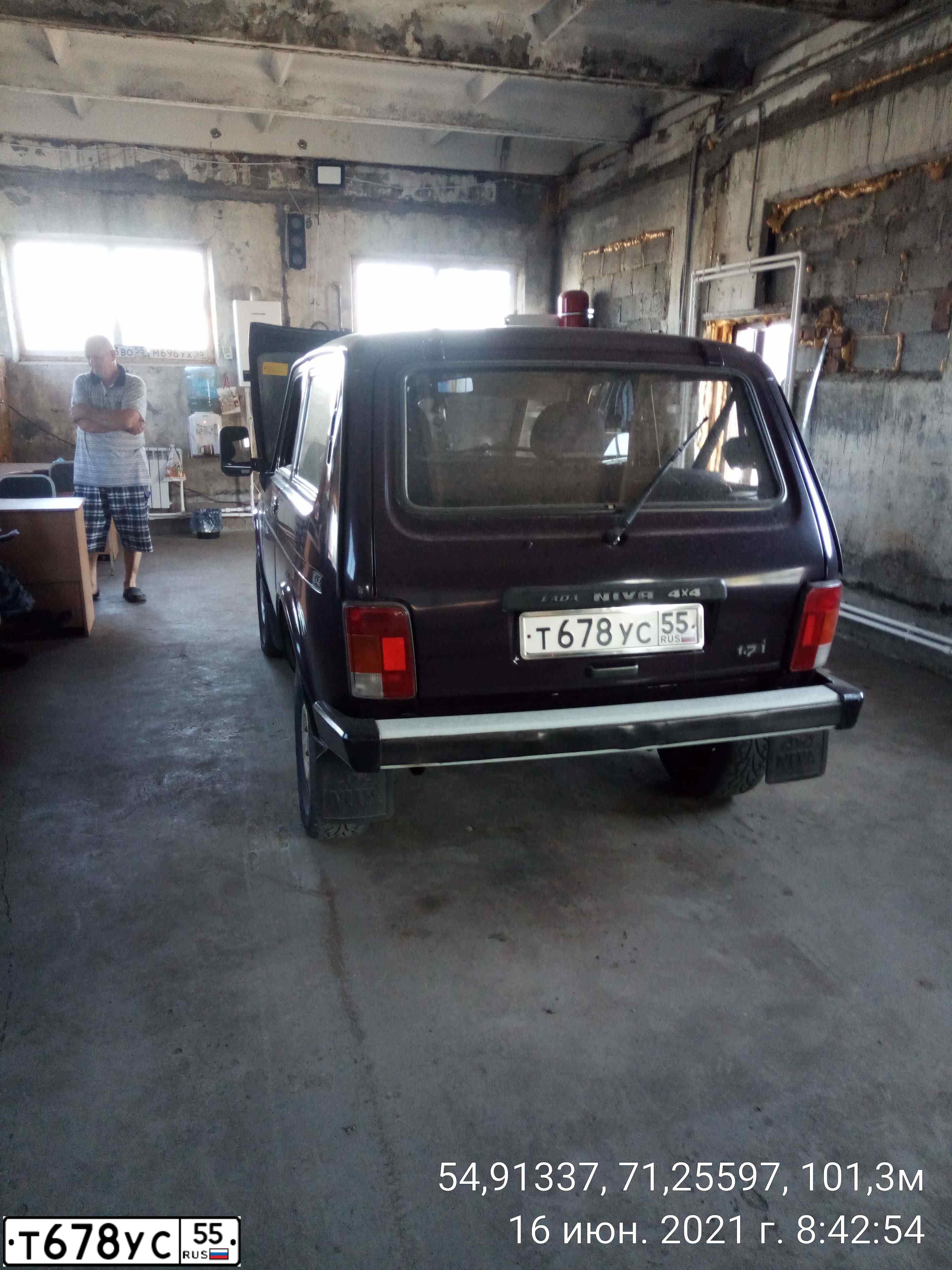 Фото автомобиля LADA 2121 NIVA, 2002 — госномер Т678УС55. Цвет: ФИОЛЕТОВЫЙ
