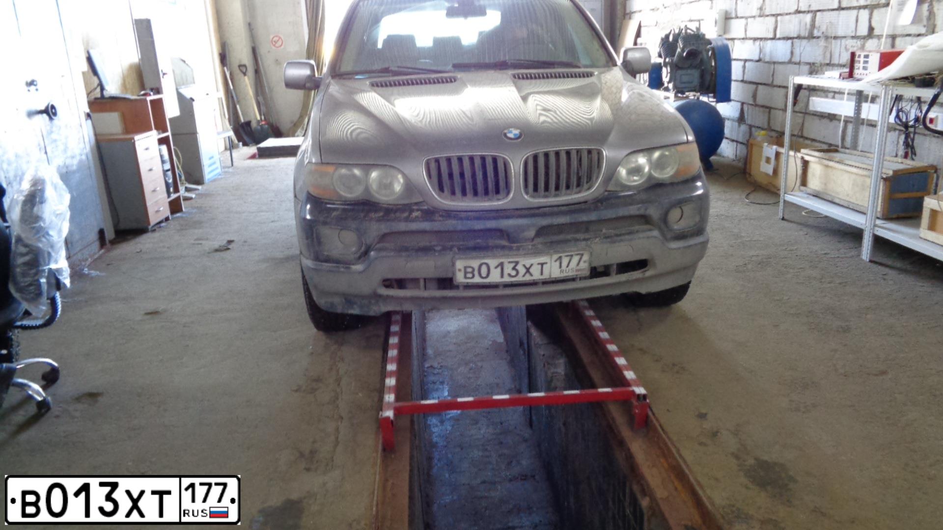 Фото автомобиля BMW X5, 2005 — госномер В013ХТ177. Цвет: СЕРЫЙ