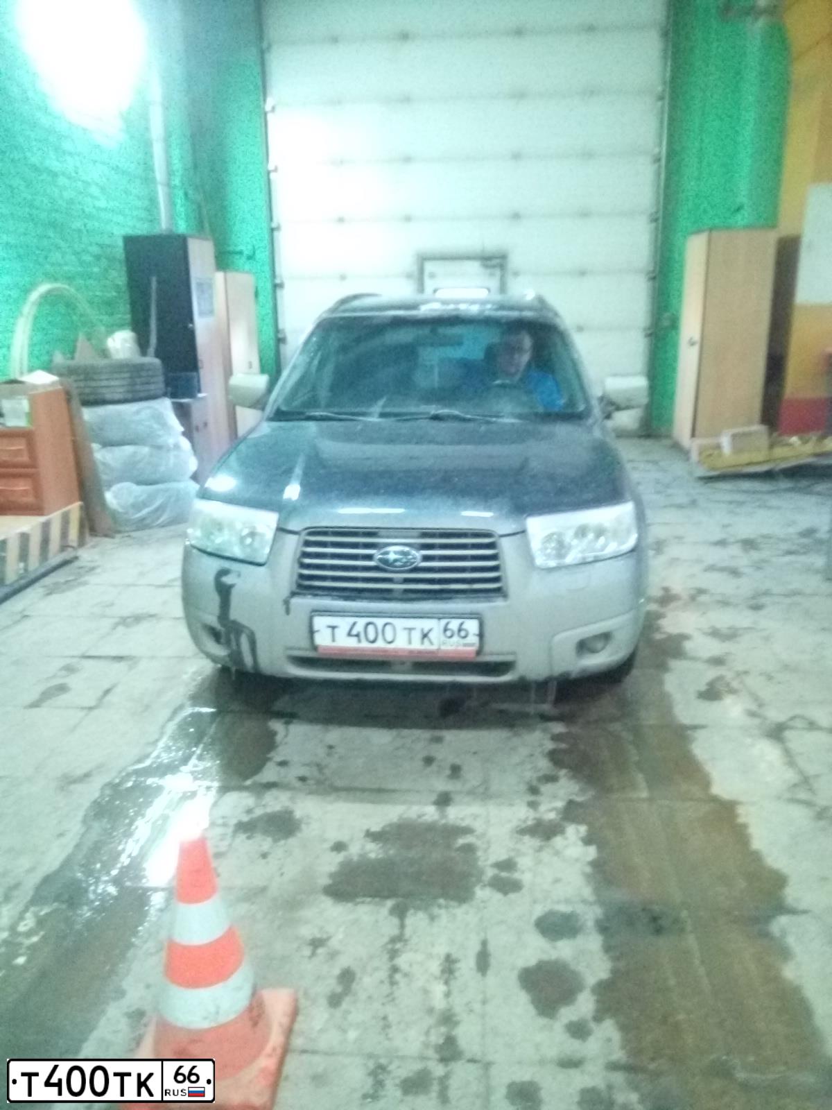 Фото автомобиля SUBARU FORESTER, 2005 — госномер Т400ТК66. Цвет: ТЕМНО-СИНИЙ