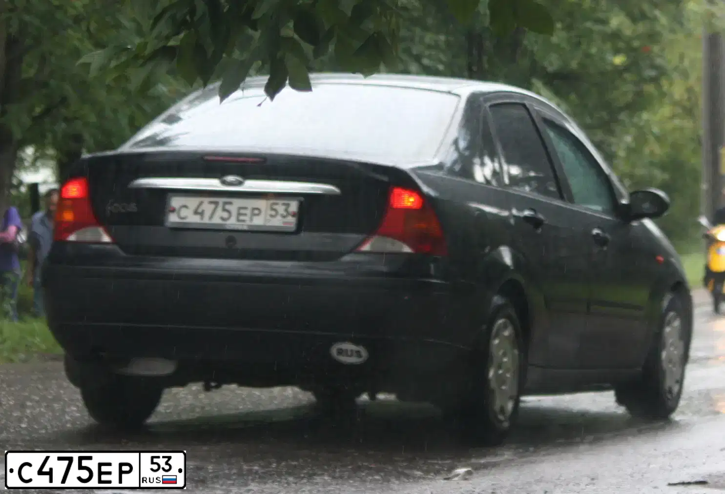 Фото автомобиля FORD FOCUS, 2004 — госномер К089МТ53. Цвет: Темно-синий
