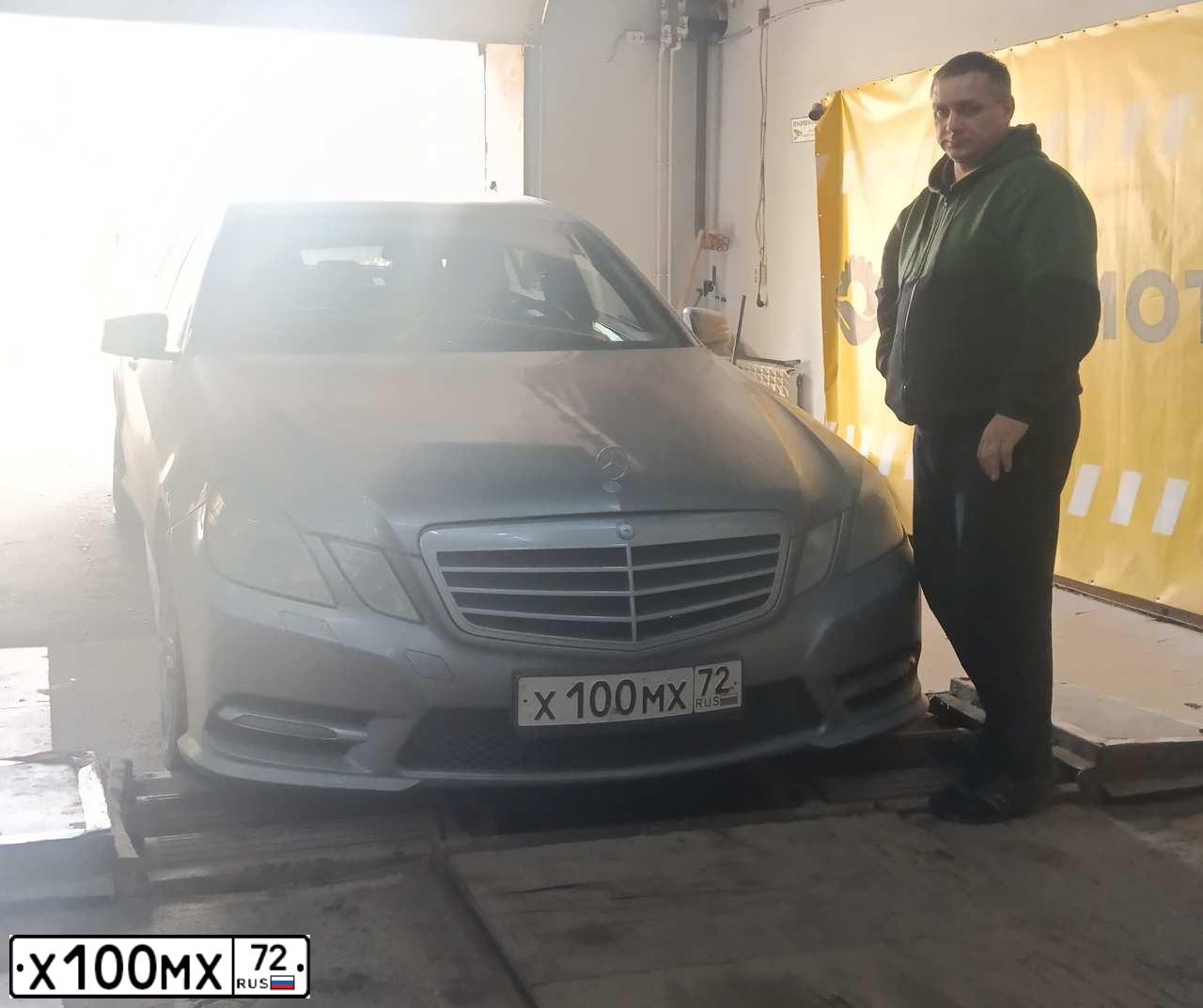 Фото автомобиля MERCEDES E-KLASSE, 2013 — госномер Х100МХ72. Цвет: СЕРЫЙ