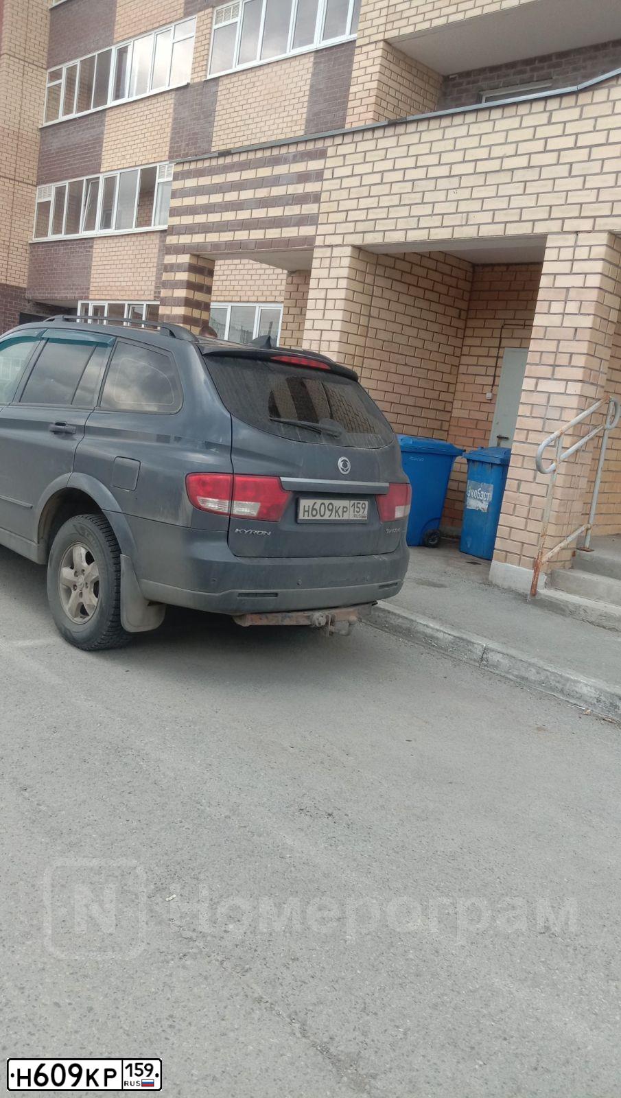 Фото автомобиля SSANGYONG KYRON, 2013 — госномер Н609КР159. Цвет: ТЕМНО-СЕРЫЙ