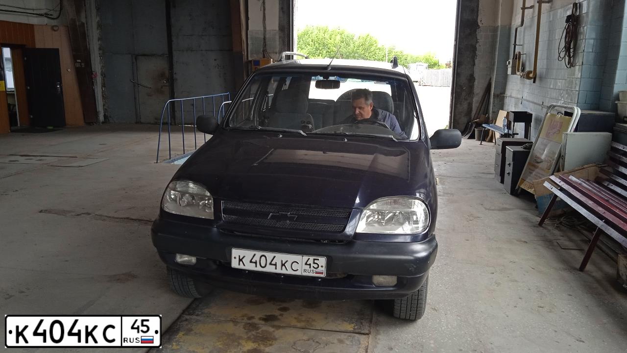 Фото автомобиля CHEVROLET NIVA, 2004 — госномер А228КН45. Цвет: ТЕМНО-СИНИЙ МЕТАЛЛИК