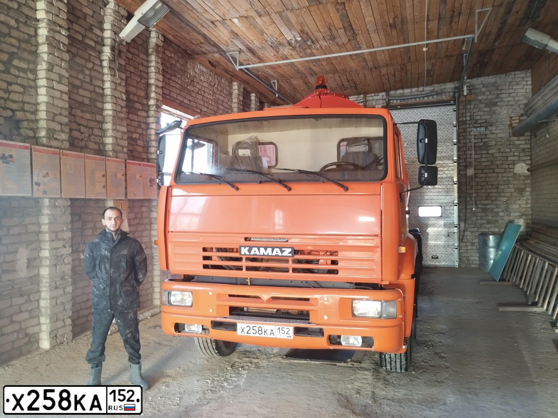 Фото автомобиля KAMAZ 6520 /6X4/, 2013 — госномер Х258КА152. Цвет: Оранжевый