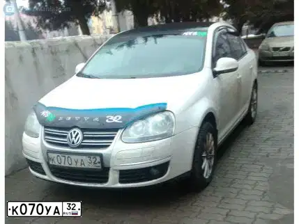 Фото автомобиля VOLKSWAGEN JETTA, 2010 — госномер К070УА32. Цвет: Белый