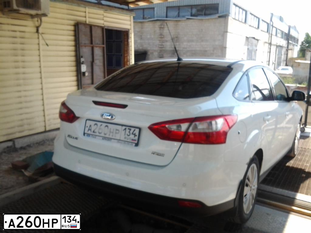 Фото автомобиля FORD FOCUS, 2013 — госномер А260НР134. Цвет: Белый