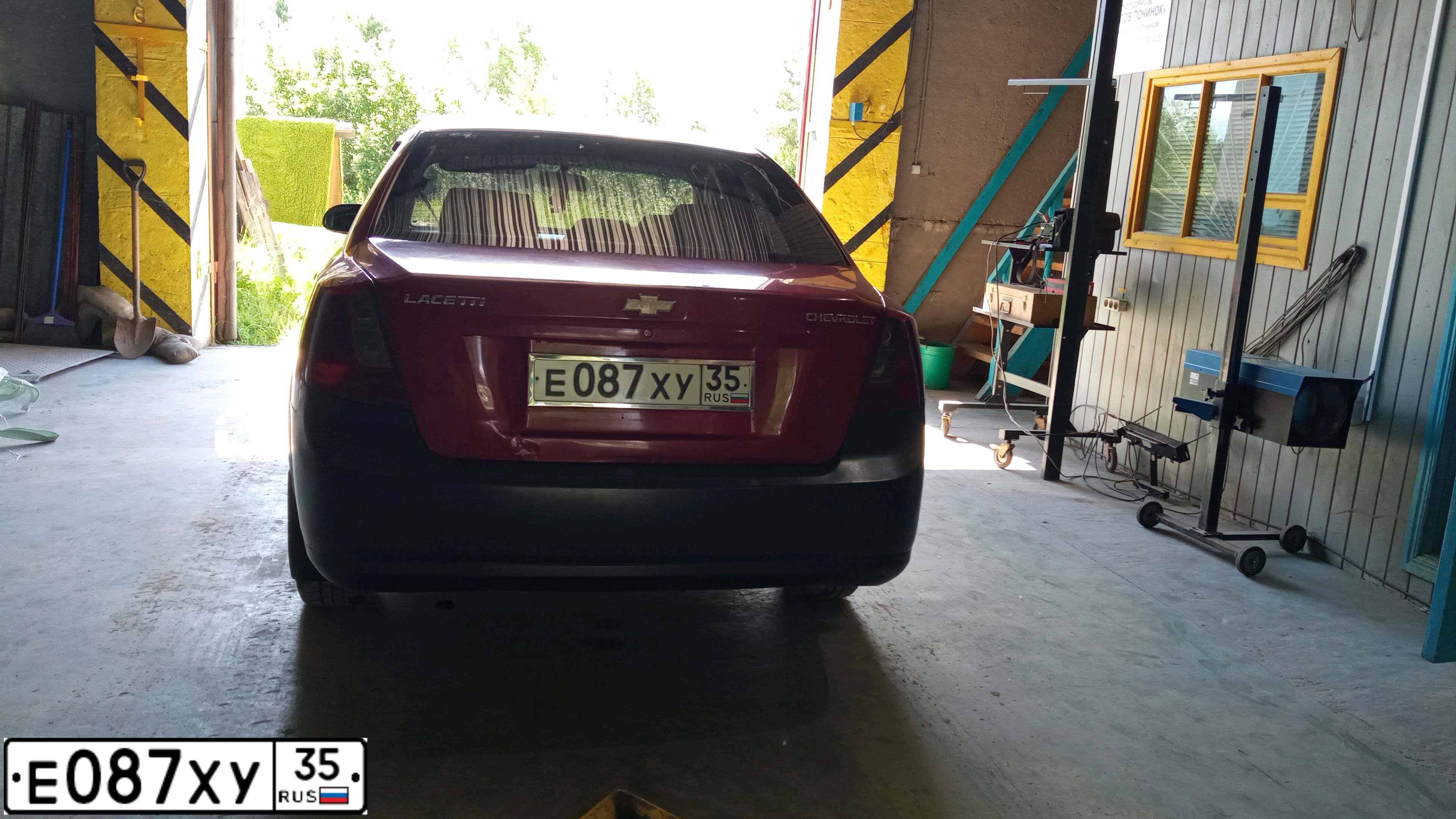 Фото автомобиля CHEVROLET LACETTI, 2007 — госномер Е087ХУ35. Цвет: ТЕМНО-КРАСНЫЙ