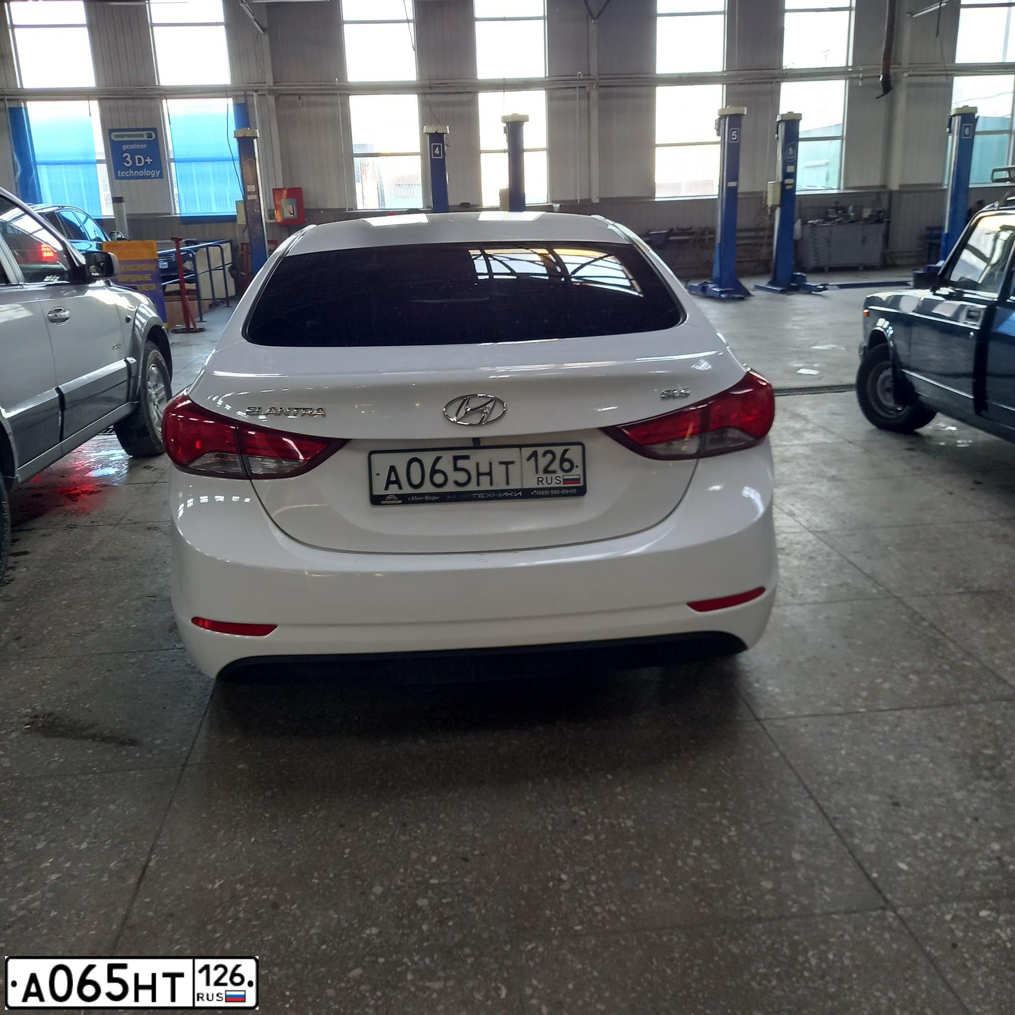 Фото автомобиля HYUNDAI ELANTRA, 2014 — госномер А065НТ126. Цвет: Белый