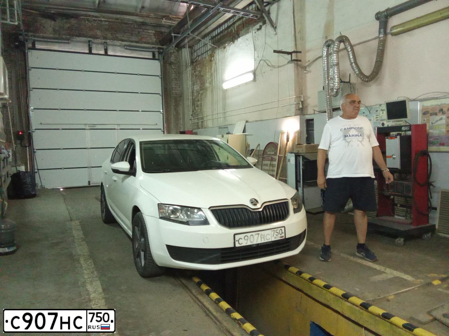 Фото автомобиля SKODA OCTAVIA, 2016 — госномер С907НС750. Цвет: БЕЛЫЙ-ЖЕЛТЫЙ-СЕРЫЙ