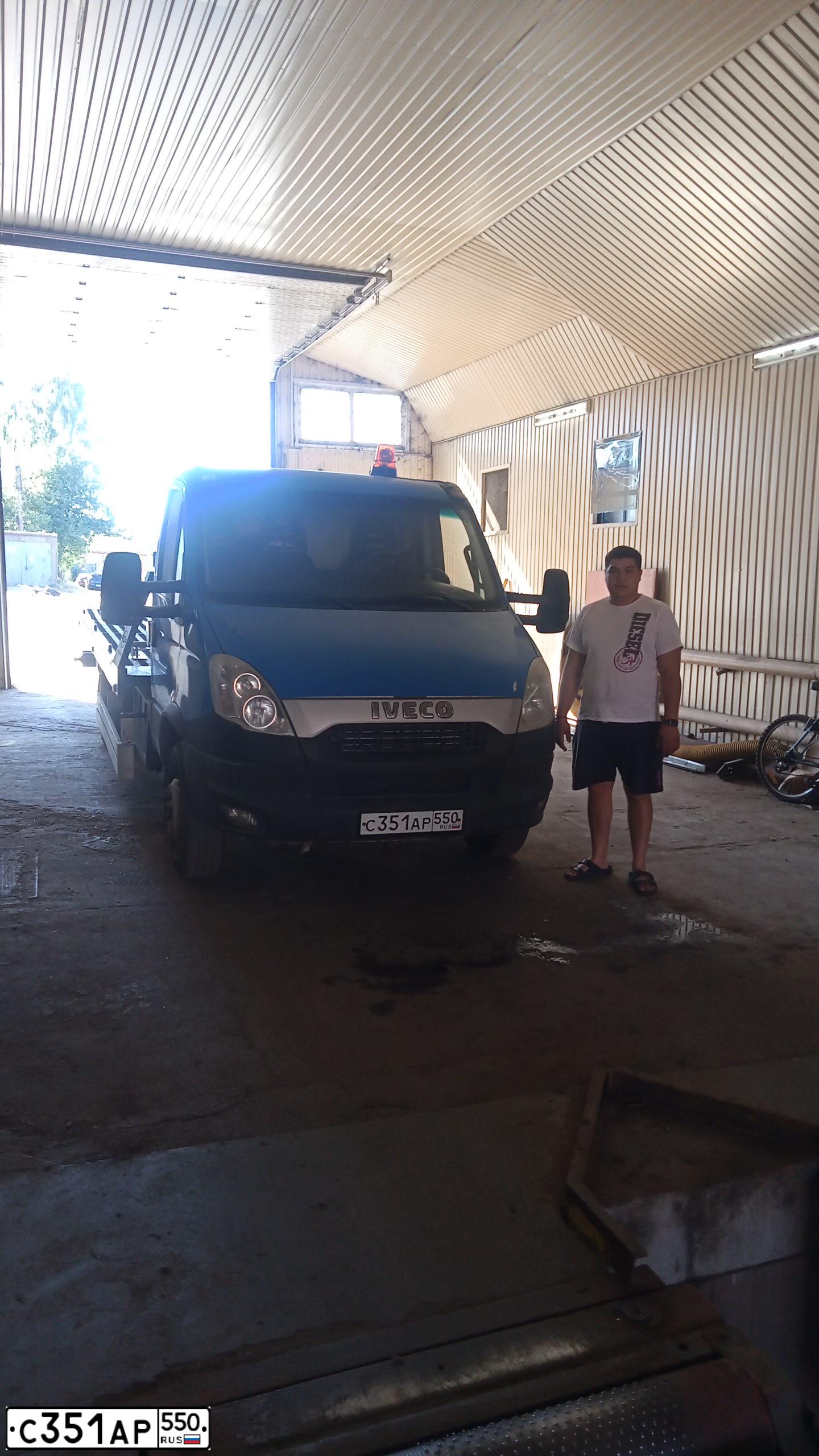 Фото автомобиля IVECO DAILY, 2014 — госномер С351АР550. Цвет: синий