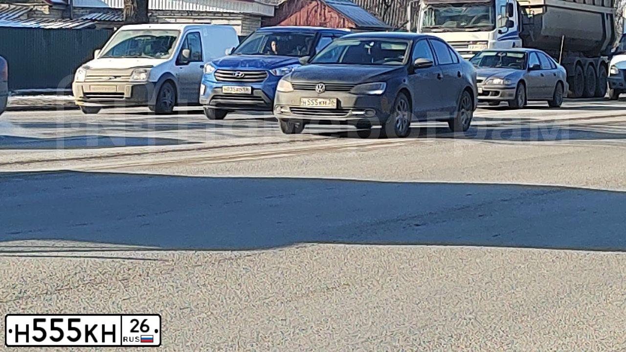 Фото автомобиля TOYOTA CAMRY, 2012 — госномер Н555КН26. Цвет: ЧЕРНЫЙ МЕТАЛЛИК