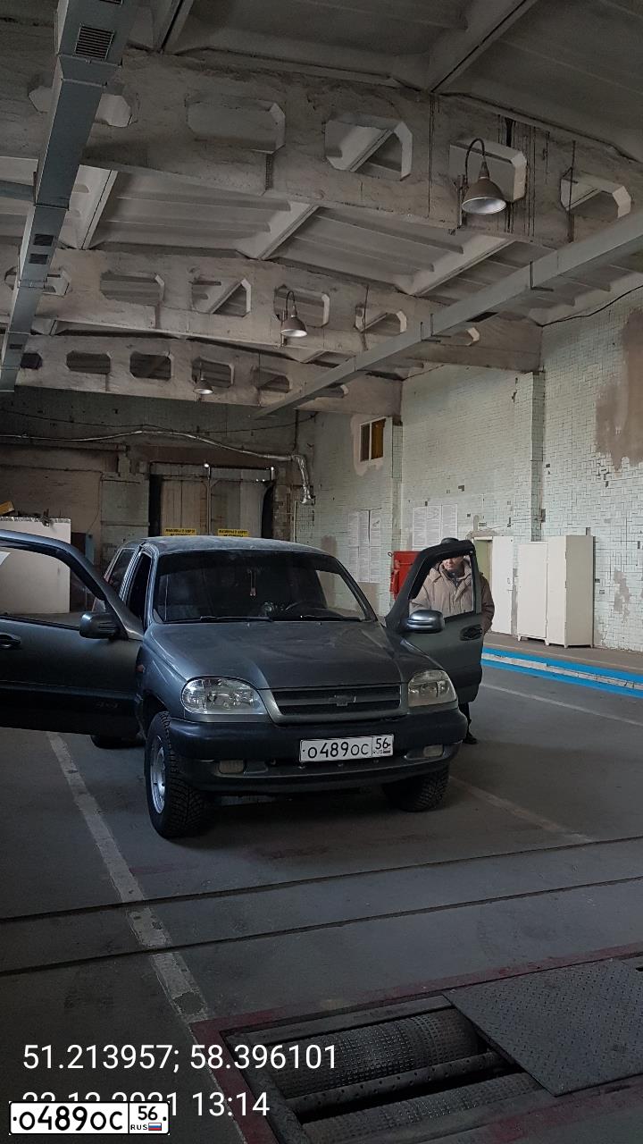 Фото автомобиля CHEVROLET NIVA, 2005 — госномер Е927КТ156. Цвет: ТЕМНО-СЕРЫЙ МЕТАЛЛИК