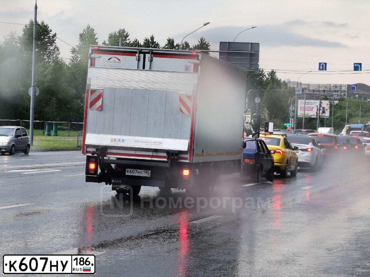 Фото автомобиля ISUZU ELF, 2022 — госномер Р952РУ186. Цвет: Белый