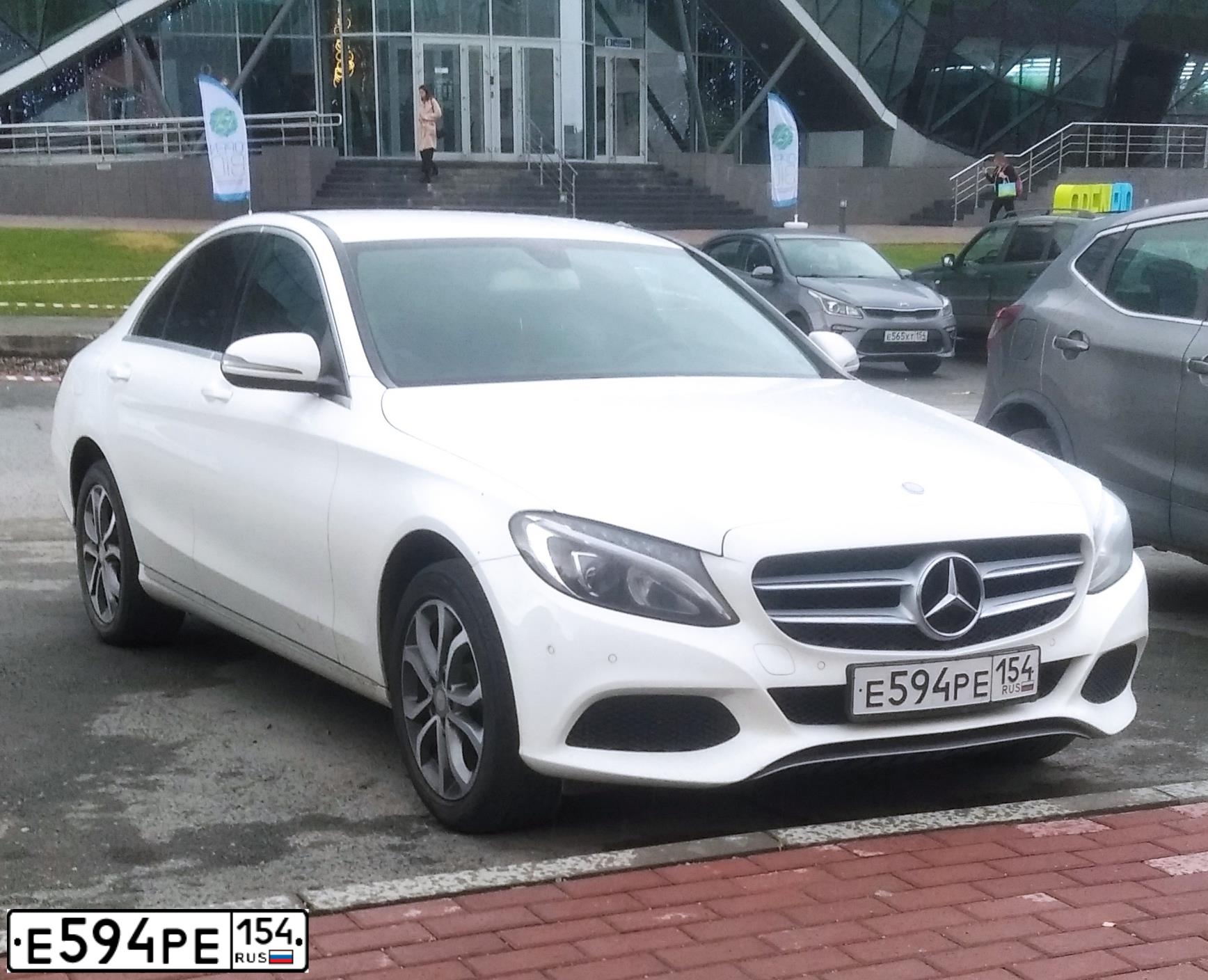 Фото автомобиля MERCEDES C-KLASSE, 2015 — госномер Е594РЕ154. Цвет: Белый