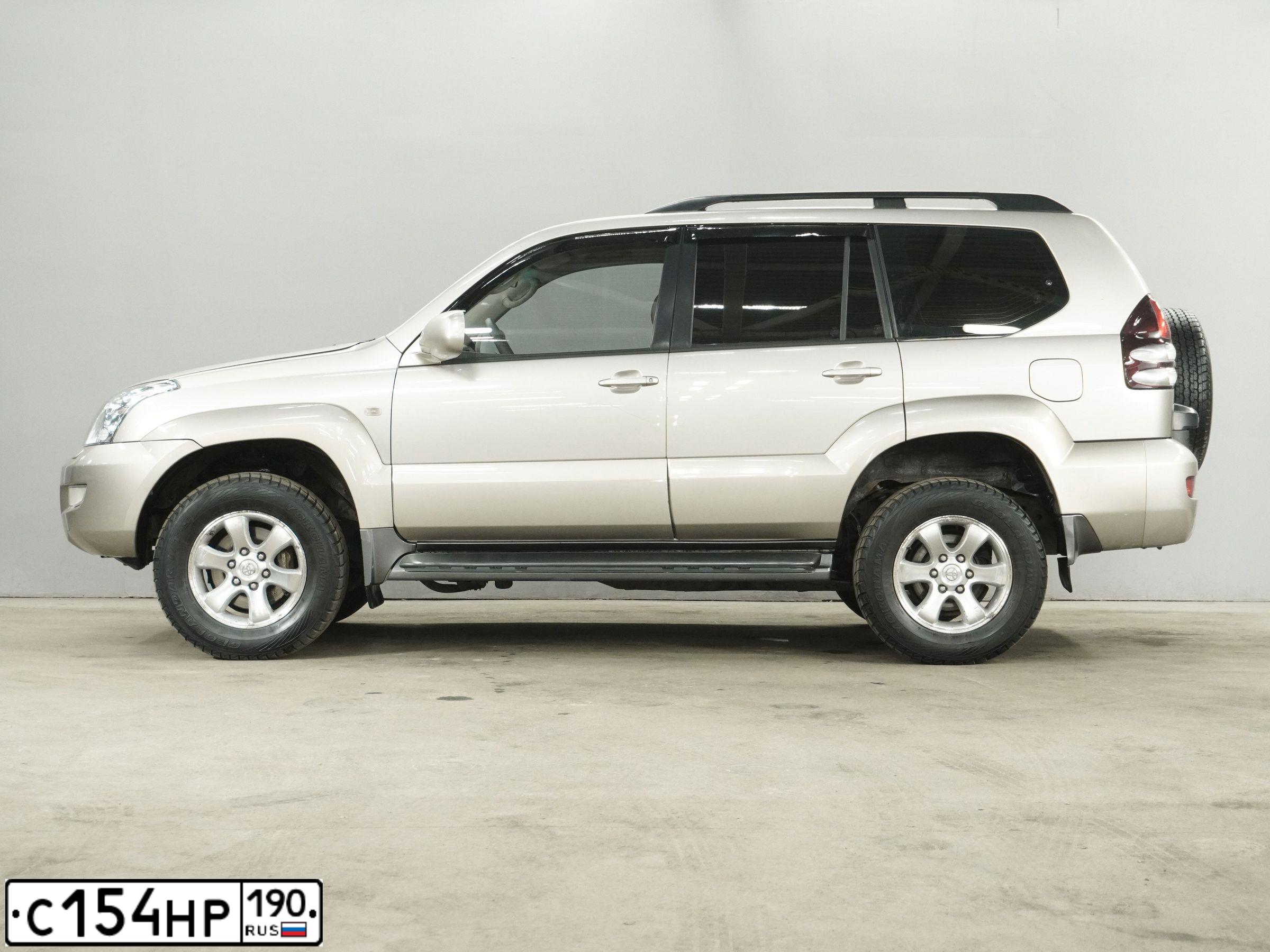 Фото автомобиля TOYOTA LANDCRUISER, 2004 — госномер В972ВР17. Цвет: БЕЖЕВЫЙ