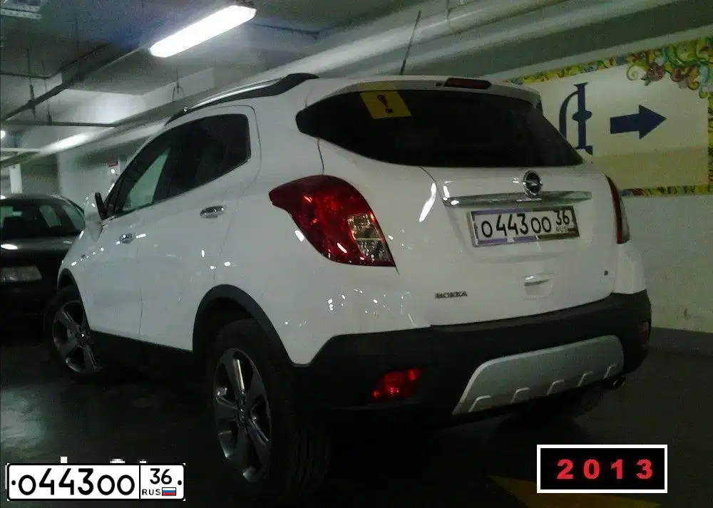 Фото автомобиля OPEL MOKKA, 2013 — госномер О443ОО36. Цвет: Белый