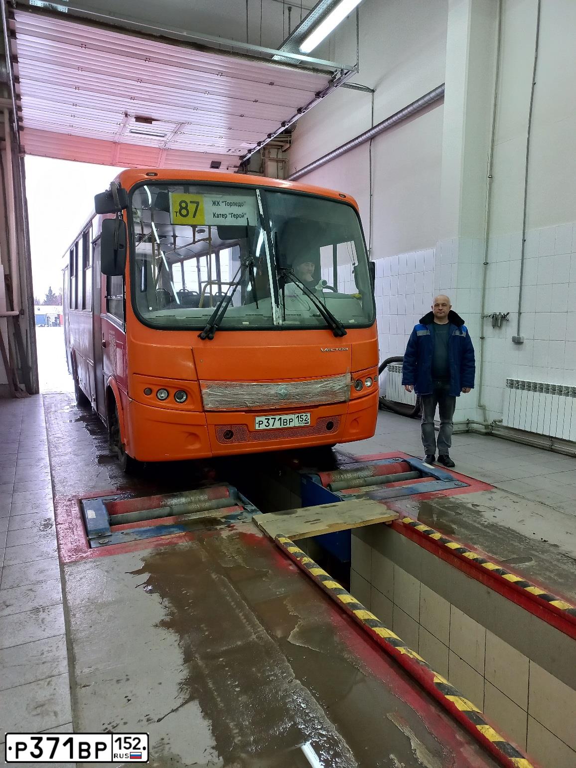 Фото автомобиля PAZ 3204, 2017 — госномер Р371ВР152. Цвет: Оранжевый