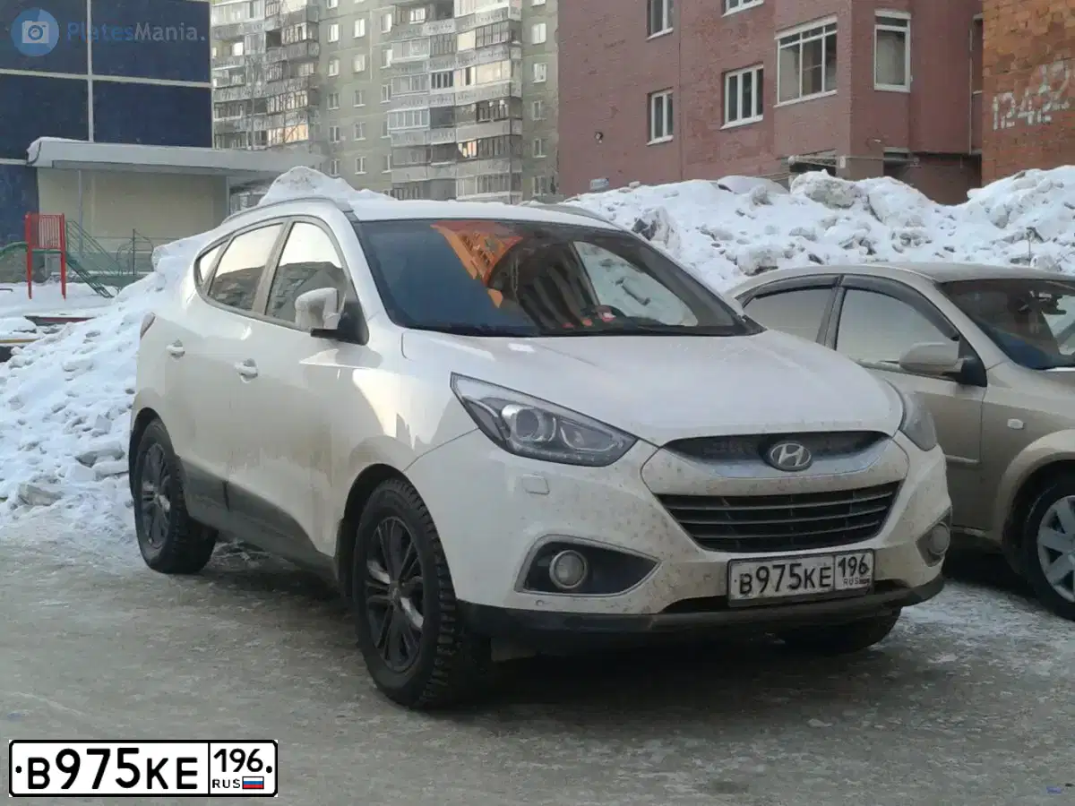 Фото автомобиля HYUNDAI IX35, 2014 — госномер В975КЕ196. Цвет: Белый