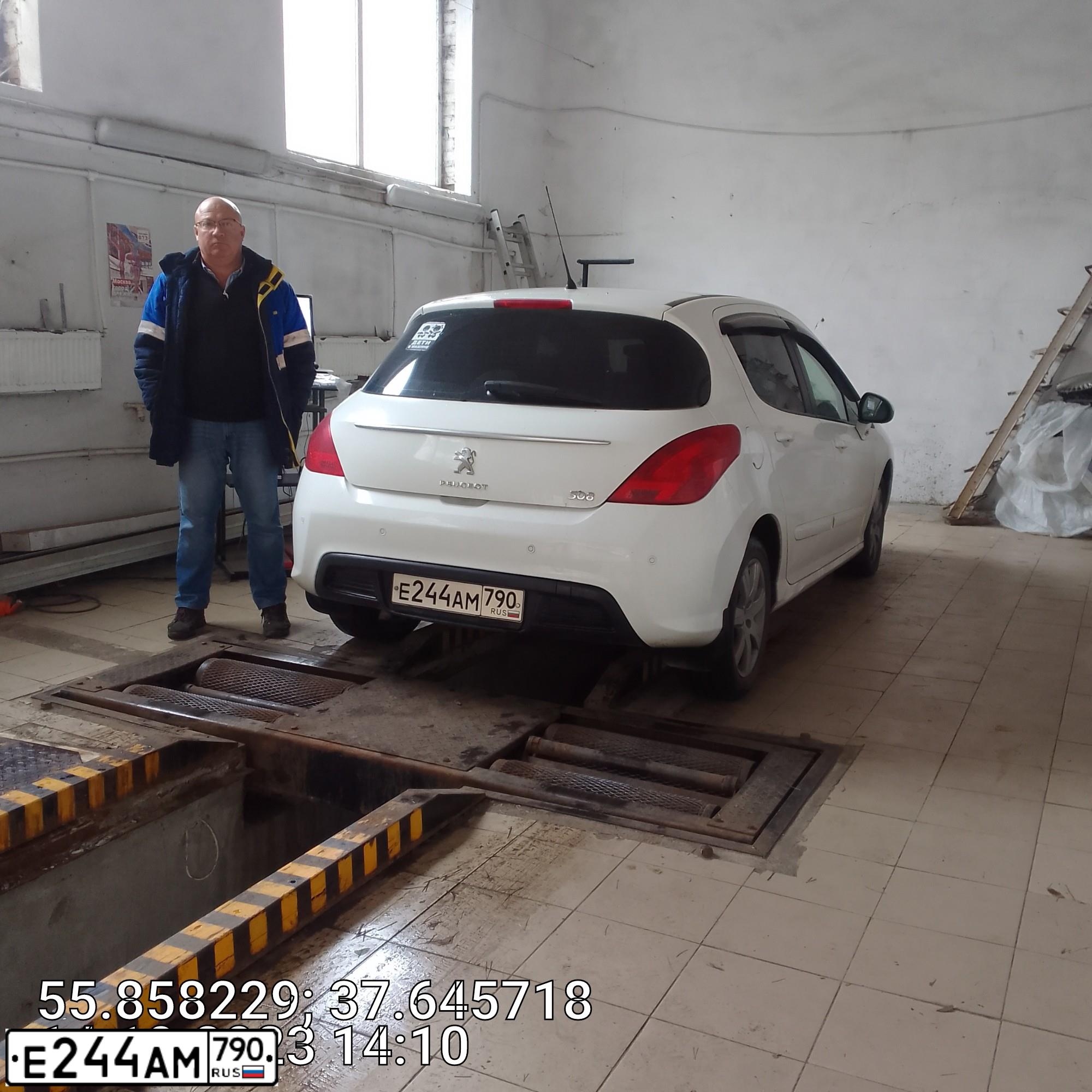 Фото автомобиля PEUGEOT 308, 2011 — госномер Е244АМ790. Цвет: Белый