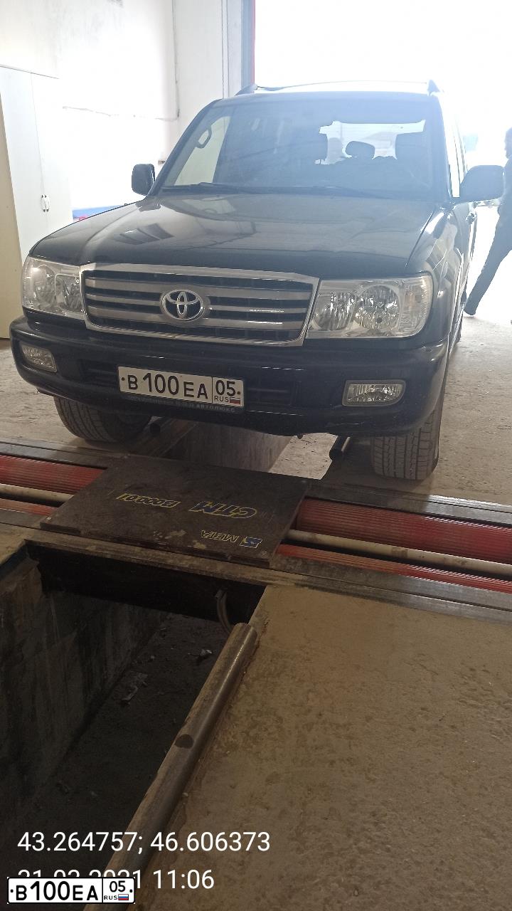 Фото автомобиля TOYOTA LANDCRUISER, 1998 — госномер Е009АУ90. Цвет: ЧЕРНЫЙ