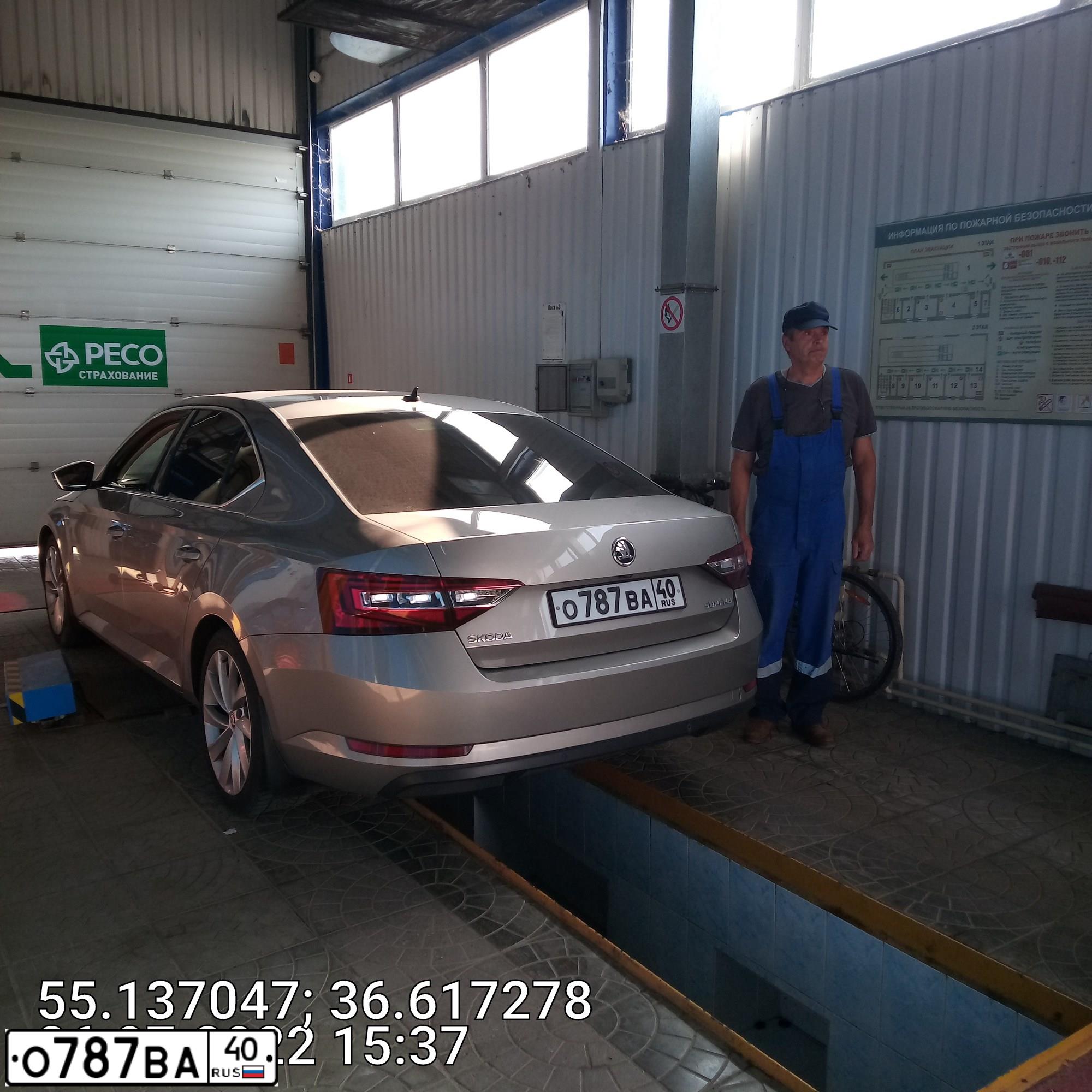Фото автомобиля SKODA SUPERB, 2016 — госномер Е927СЕ777. Цвет: БЕЖЕВЫЙ