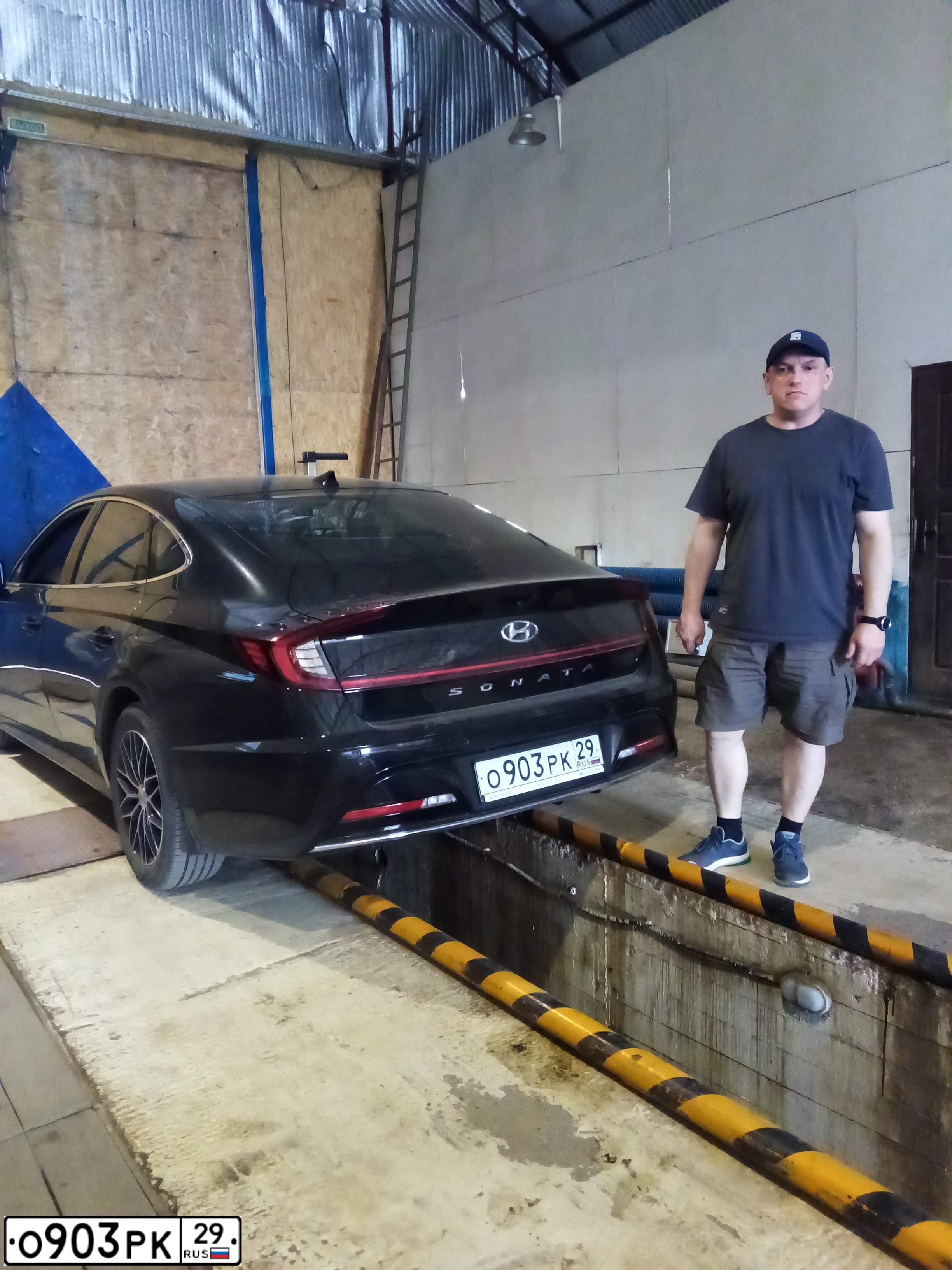 Фото автомобиля HYUNDAI SONATA, 2020 — госномер О836РМ29. Цвет: ЧЕРНЫЙ