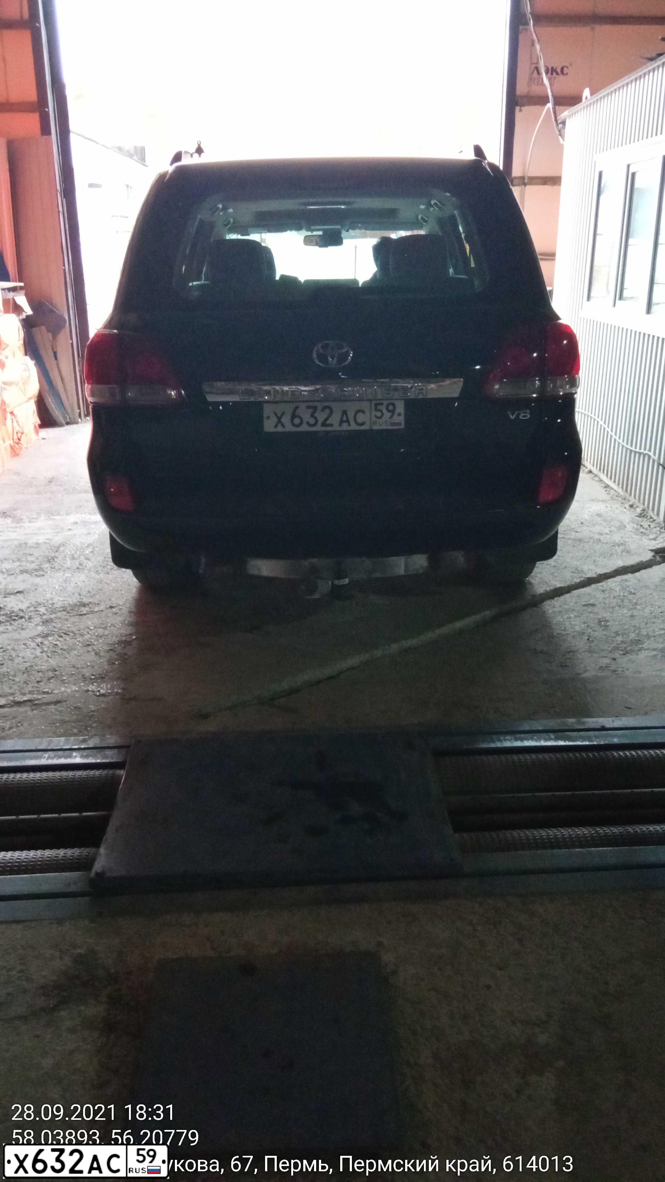 Фото автомобиля TOYOTA LANDCRUISER 200, 2008 — госномер Х632АС59. Цвет: ЧЕРНЫЙ