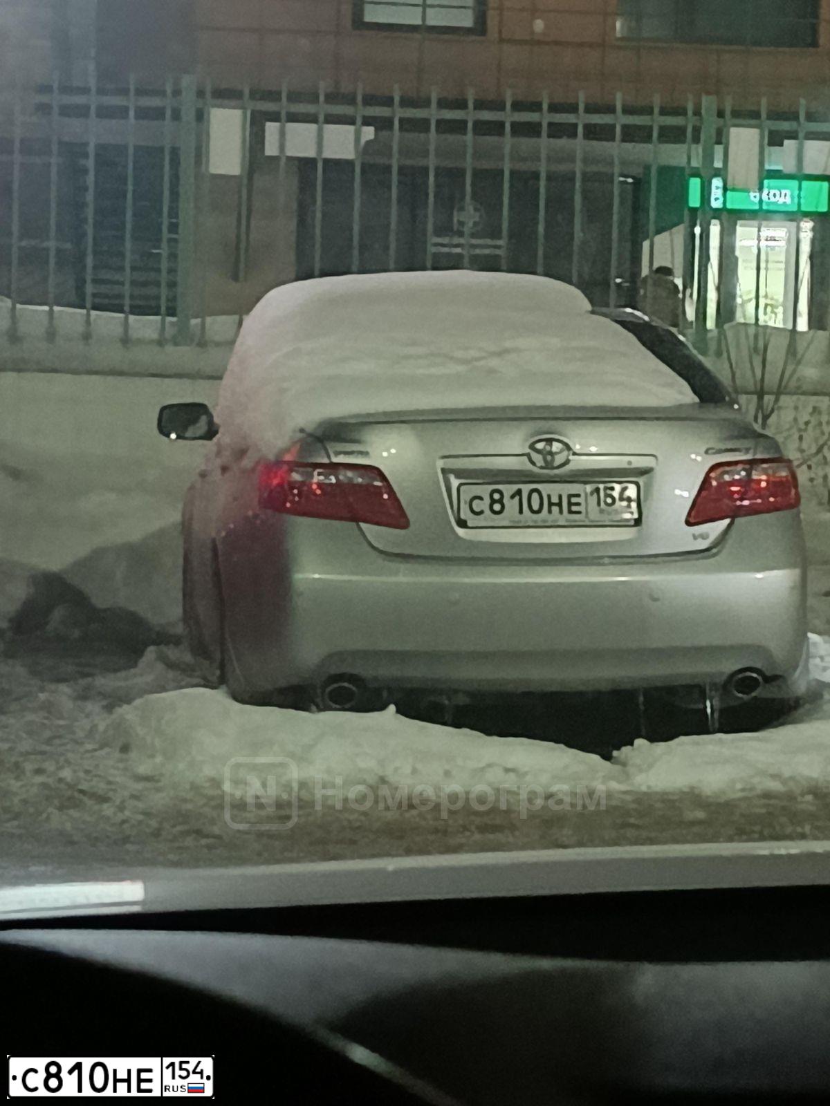 Фото автомобиля TOYOTA CAMRY, 2006 — госномер С810НЕ154. Цвет: серебристый