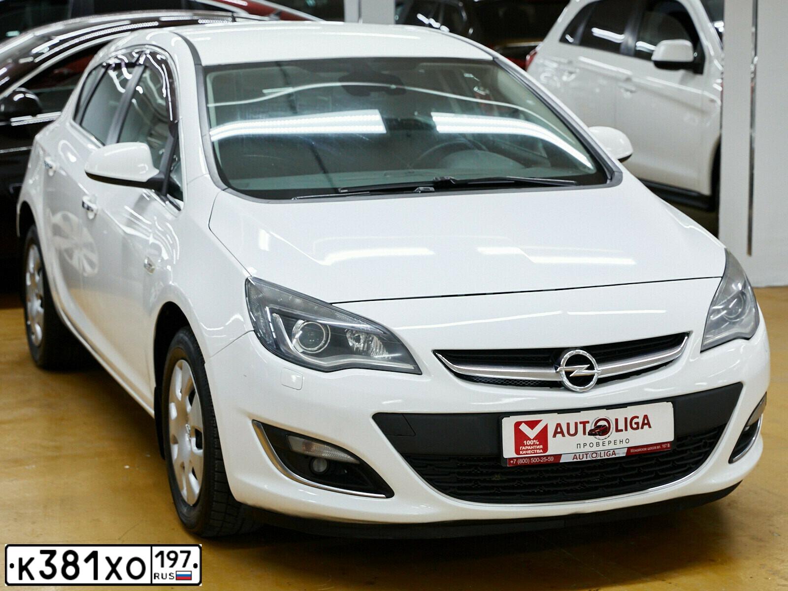 Фото автомобиля OPEL ASTRA, 2012 — госномер Р009ЕТ50. Цвет: Белый