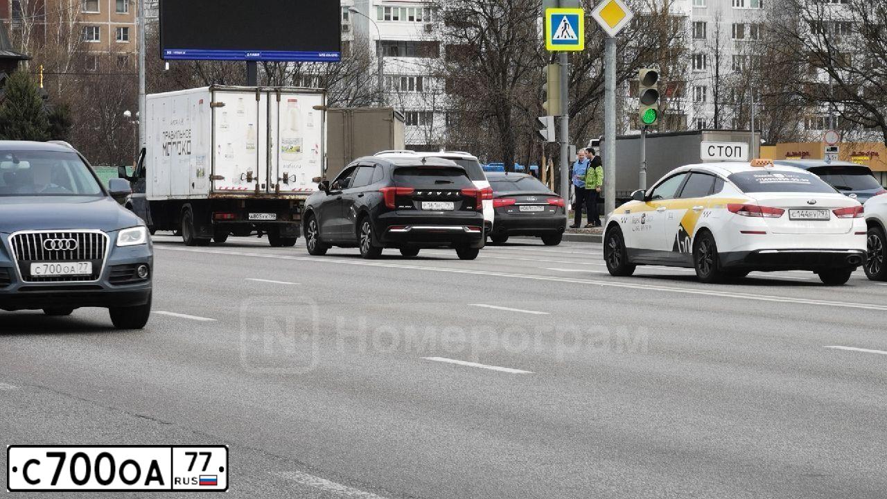 Фото автомобиля VAZ 2107 LADA, 1995 — госномер С703АУ177. Цвет: БЕЖЕВЫЙ