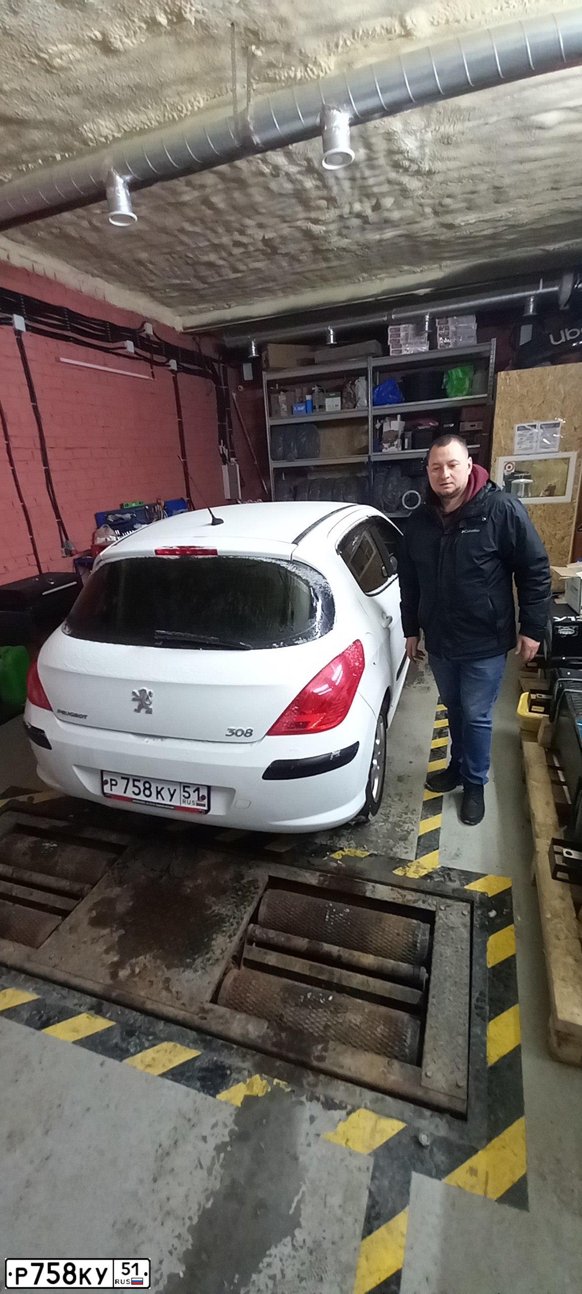 Фото автомобиля PEUGEOT 308, 2010 — госномер С179КЕ51. Цвет: Белый