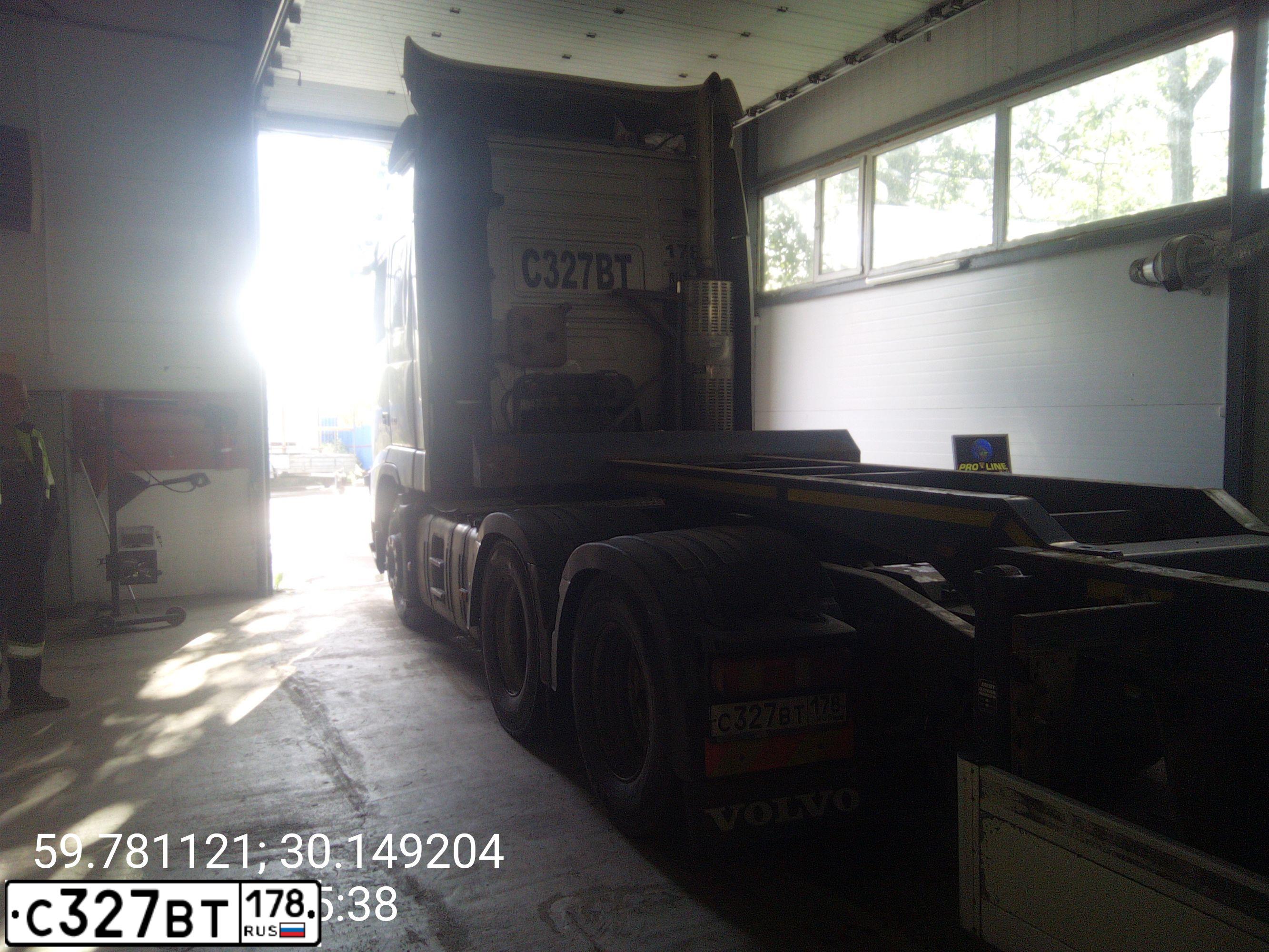 Фото автомобиля VOLVO O SERIE FH 6X2, 2013 — госномер С327ВТ178. Цвет: СЕРЫЙ