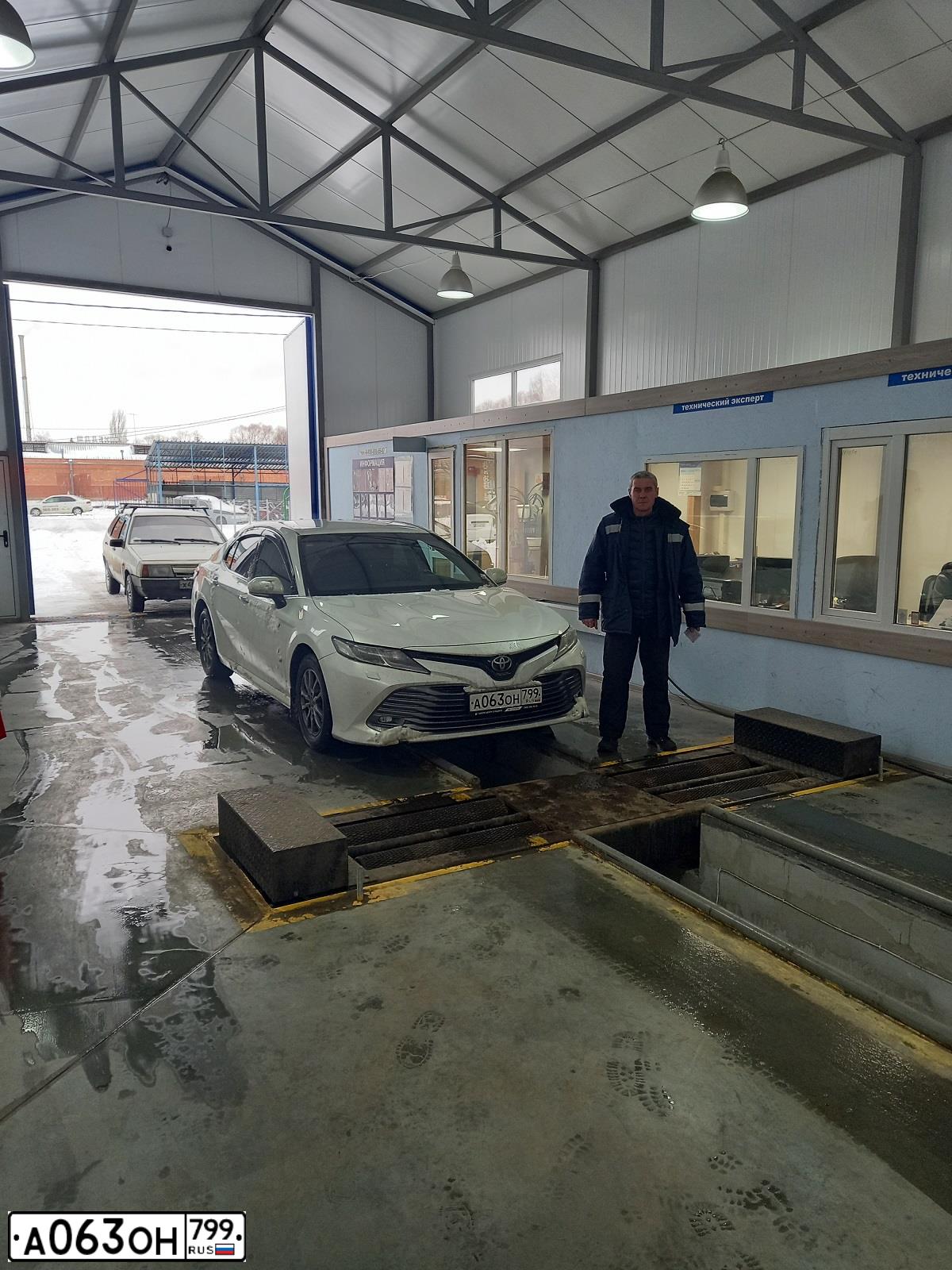 Фото автомобиля TOYOTA CAMRY, 2019 — госномер Е951УА62. Цвет: БЕЛЫЙ ПЕРЛАМУТР