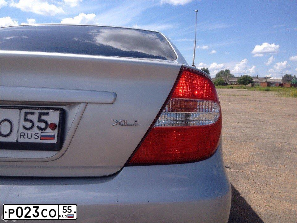 Фото автомобиля TOYOTA CAMRY, 2004 — госномер Х923ВН55. Цвет: Серебристый
