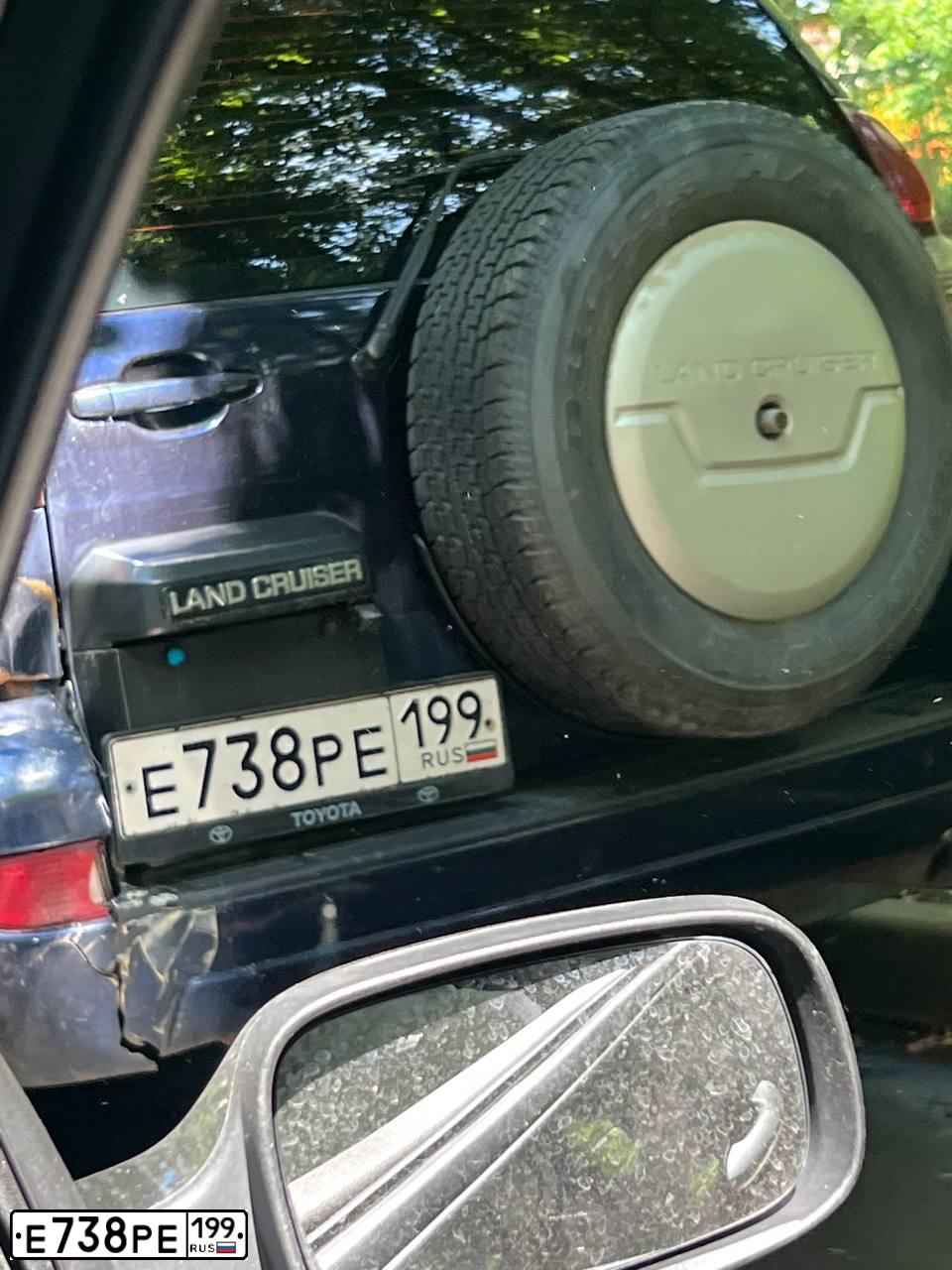 Фото автомобиля TOYOTA LANDCRUISER, 2005 — госномер Е738РЕ199. Цвет: ТЕМНО-СИНИЙ