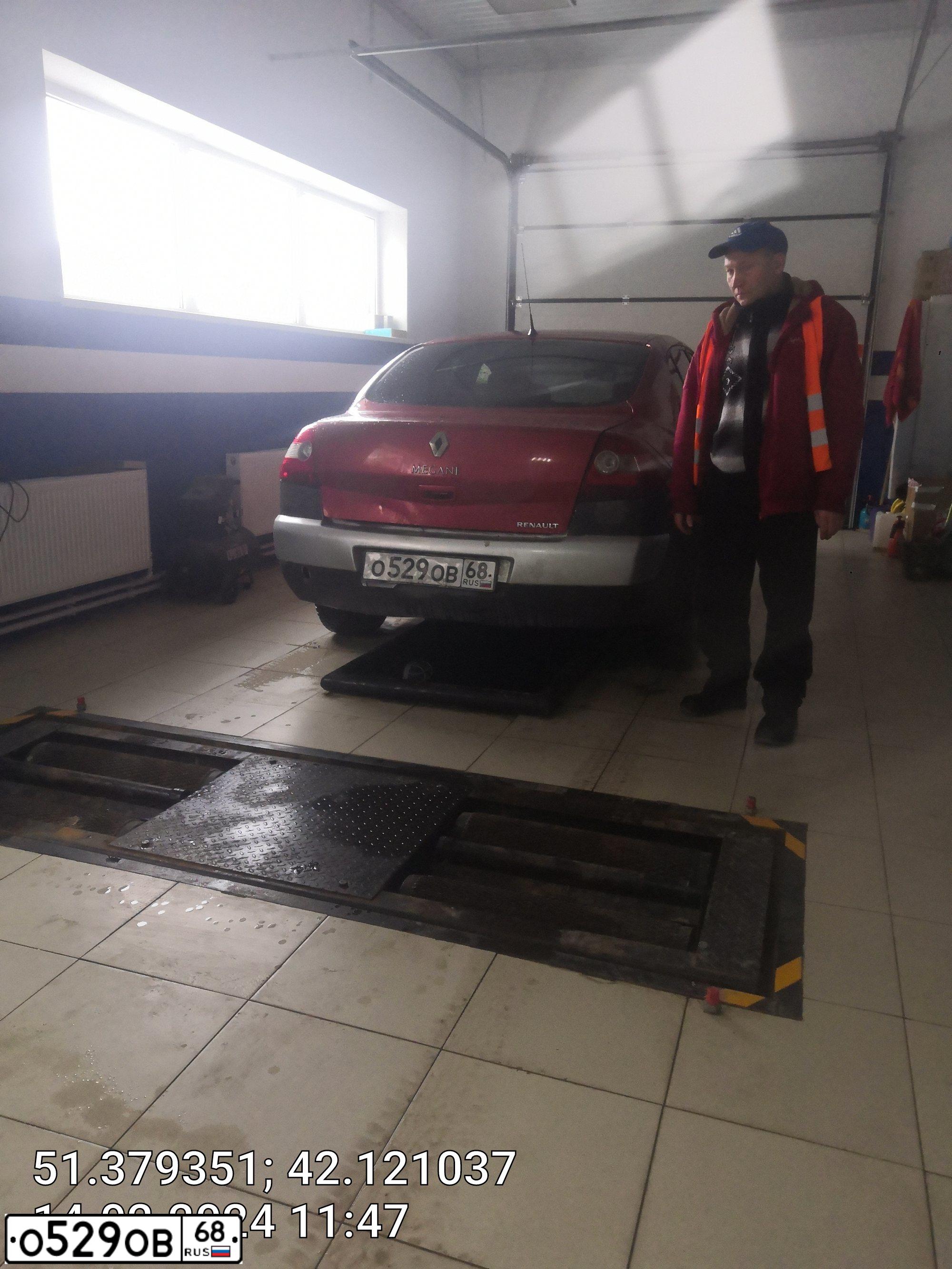 Фото автомобиля RENAULT MEGANE, 2006 — госномер Н992МН136. Цвет: Красный