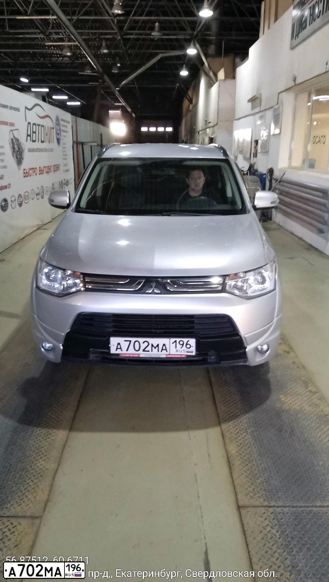 Фото автомобиля MITSUBISHI OUTLANDER, 2014 — госномер А702МА196. Цвет: СВЕТЛО-СЕРЫЙ