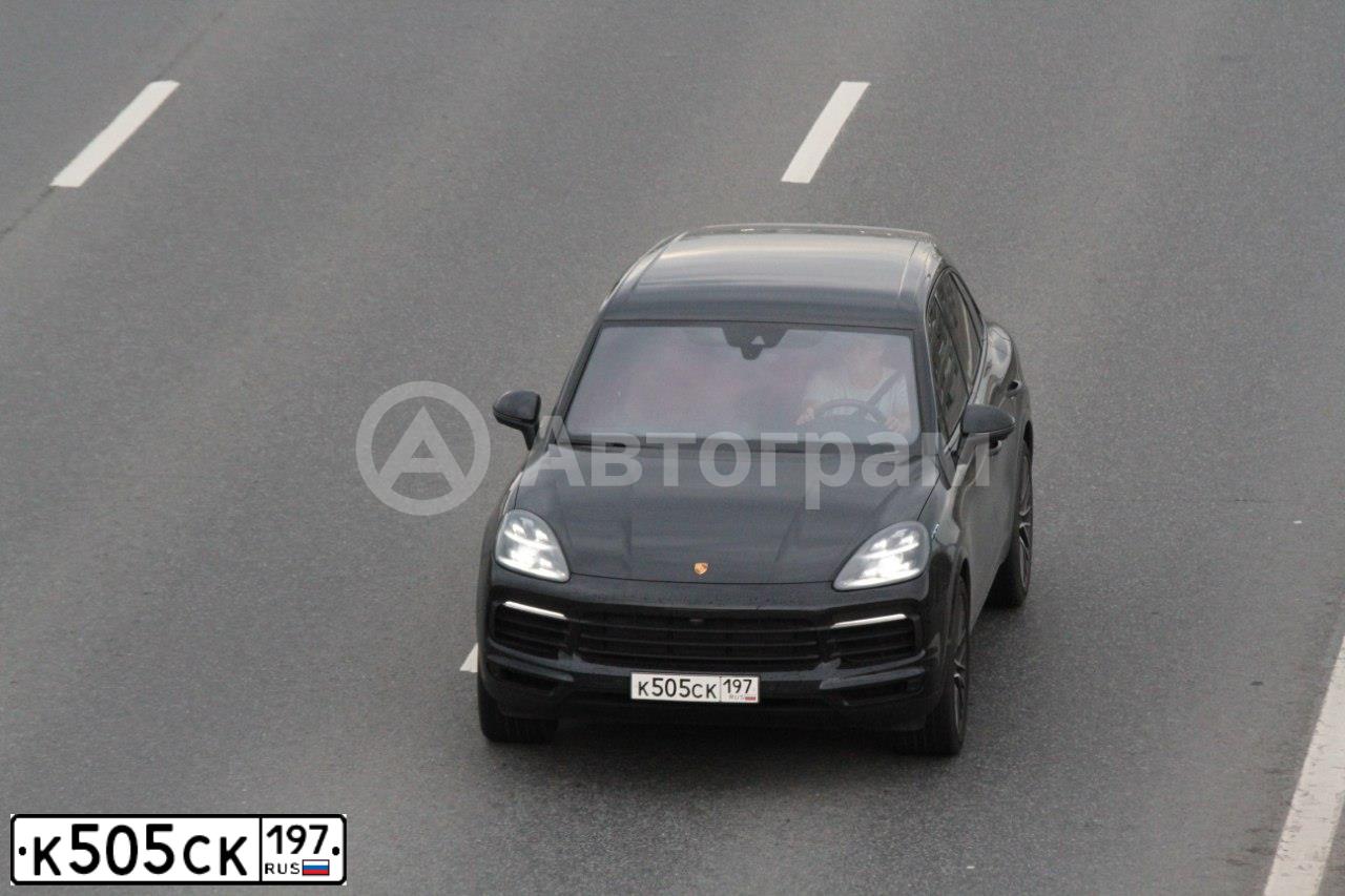 Фото автомобиля PORSCHE CAYENNE, 2020 — госномер Н256ХВ790. Цвет: ЧЕРНЫЙ